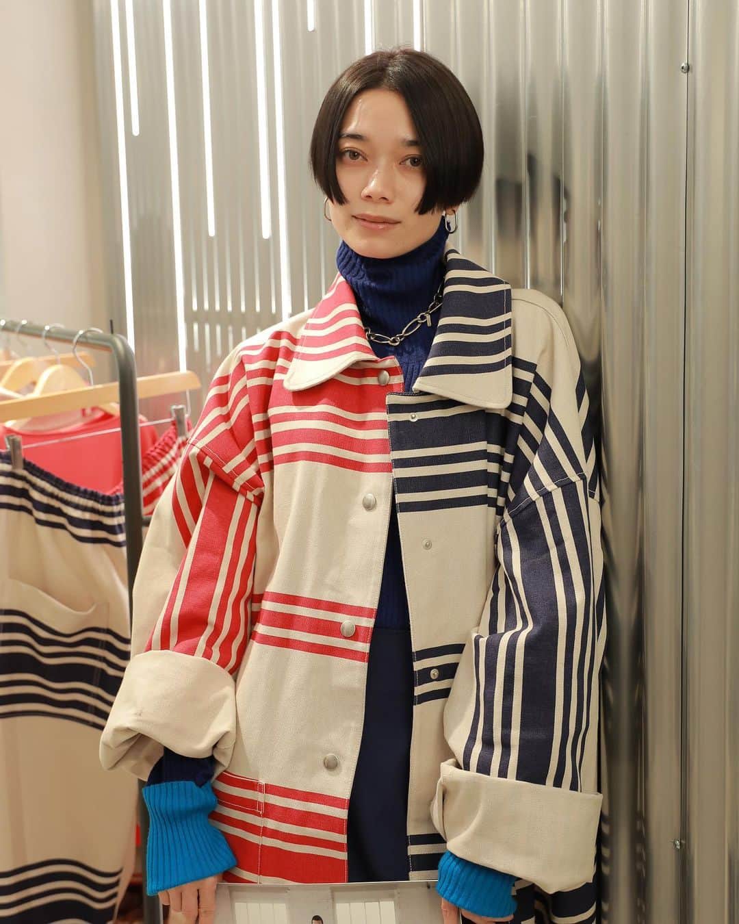 岩本ライラのインスタグラム：「Desigual × HED MAYNER  コラボレーションコレクションのグローバルローンチへ✨  ユニセックスで着れるビッグシルエットは形もすごい綺麗で素敵でした❤️💙  photo @wataru__fukaya 🔥  @desigual #DesigualxHedMayner #PR」
