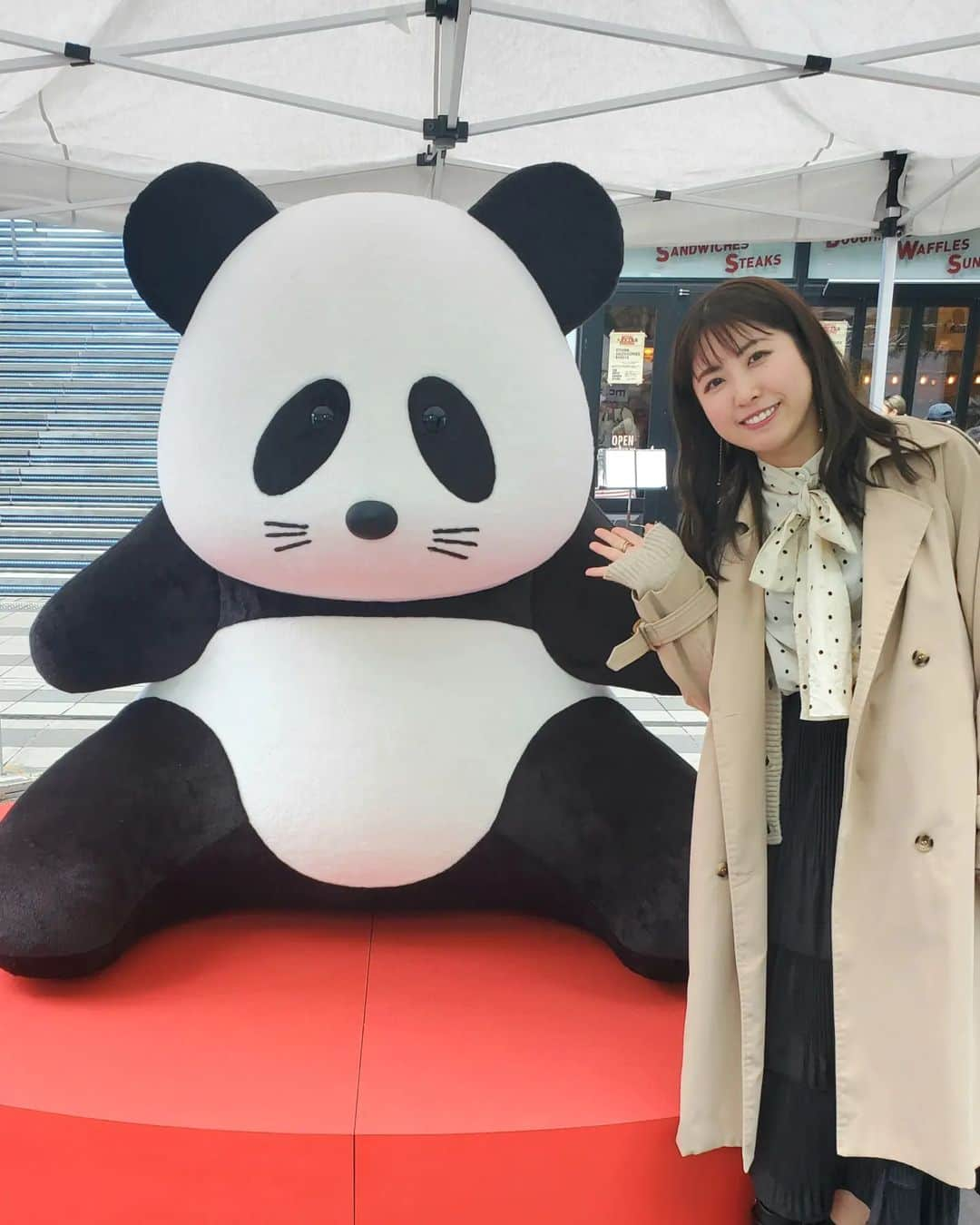 小谷津友里さんのインスタグラム写真 - (小谷津友里Instagram)「anan🐼　"すべての女性の、いま好きなこと。"を集結させた「anan FES 2023」の生放送に出演しました！  “オリジナルパンダギフトボックス”を紹介するコーナーで、ボックスに入ったココロもカラダもキレイになれる９アイテムの紹介を担当しました🎤✨🎁🐼  渋谷ストリームの稲荷橋広場がイベント会場になっていて巨大なananのパンダや🐼おぱんちゅうさぎにも会えました～🐰  夕方からは#ananAWARD 授賞式！  受賞された皆さまおめでとうございます👏  年に一度のビッグイベントに  呼んでいただきありがとうございました😊💕  #ananフェス #ananFES #anan #アンアン #ananAWARD #ananアワード #ananFES2023」11月13日 20時01分 - yurikoyatsu