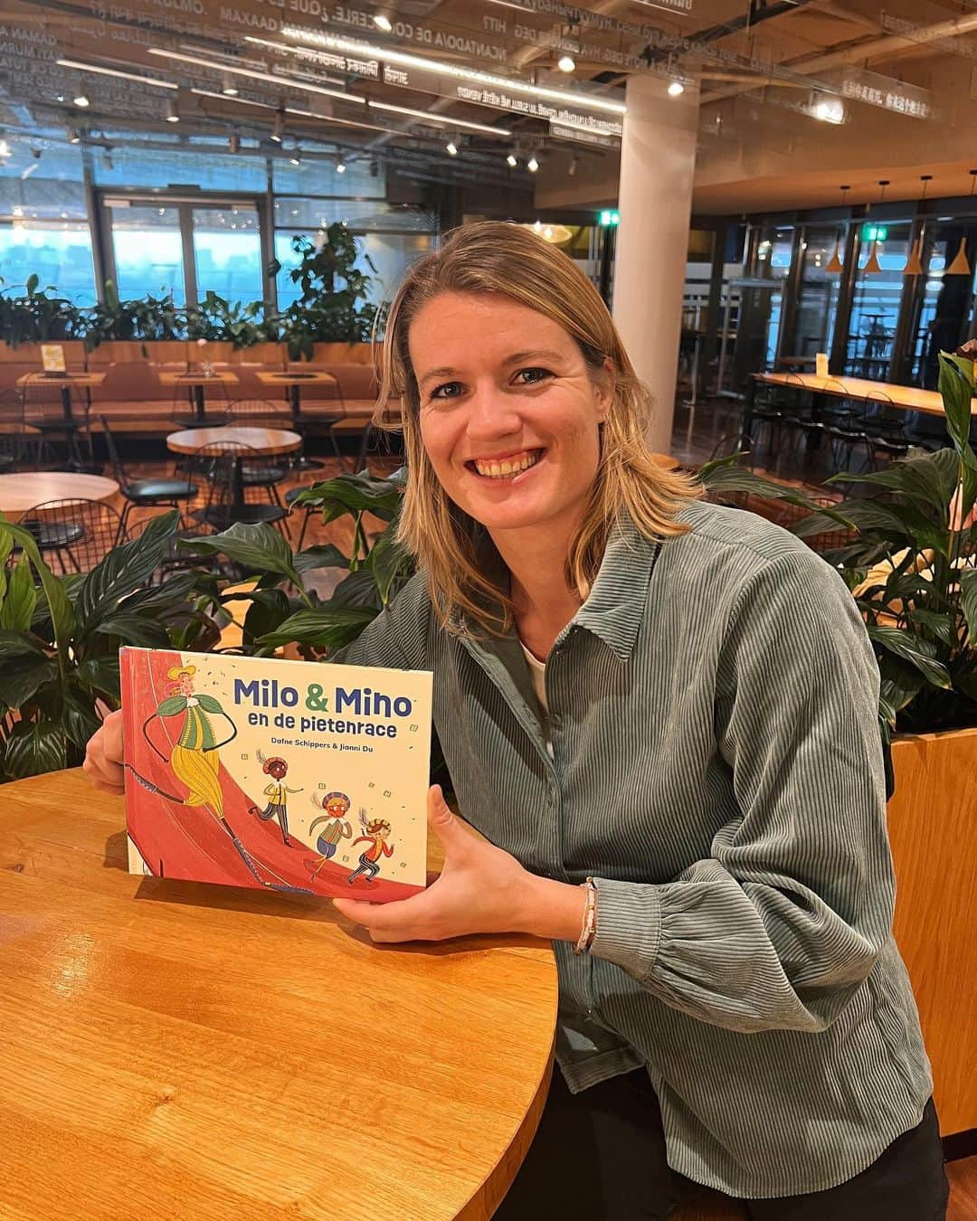 ダフネ・シパーズのインスタグラム：「Today is the presentation of the children's book I've written! 😊📚🎉  It follows an exciting competition among 'Sinterklaas' helpers, with a valuable life lesson: it's not about your abilities, but rather, about the essence of who you are 😇」