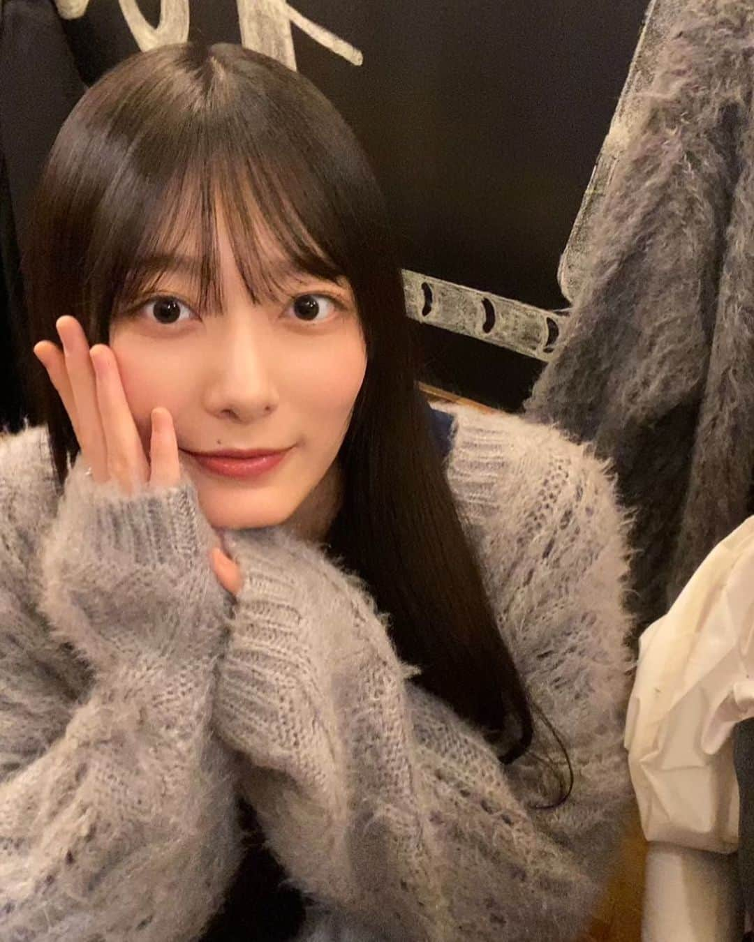 藤井美希のインスタグラム：「. 久々のりさちゃんメイク🍤  昨日から急に静電気がすごいんだけど 冬が来たってこと？？？  #winter#knit #knitcardigan」