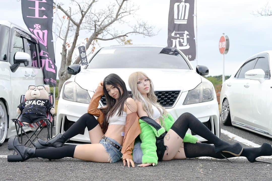 Ruriのインスタグラム：「. 🏎 @yassan.11 さん✨ 📷 @y.tomo1930 さん✨ 💃 @momo_i.mm ちゃん✨ 💃 @r.r_1211 . #フリpapa杯 ❤️ 楽しすぎた🥰 キャンギャルで呼んでいただき本当にありがとうございます😊 . . #フリpapa杯秋祭り #キャンギャル #キャンペーンガール #イベントコンパニオン #イベント #model #モデル #cargirl #車横モデル #車両立ちモデル #クラウン #crown #生足 #車高調 #車好き #王冠 #チーム王冠 #やっさん #セクシーカーガールズ」