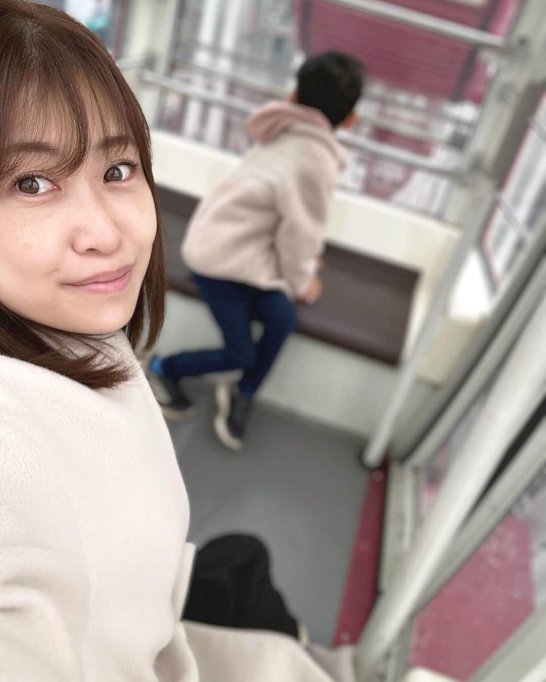 室谷香菜子さんのインスタグラム写真 - (室谷香菜子Instagram)「お調子者と、 ノルベサの観覧車に乗りました🎡★ おそらくノルベサの観覧車に乗るのは15年振りくらいです。 さすがにお調子者も、てっぺんでは怖くて固まっていました。  #5歳男の子 #男の子のママ #5歳 #男の子 #保育園ママ #子育てママ #子育てあるある #ママと息子 #北海道 #札幌」11月13日 20時03分 - hbc_muroyakanako