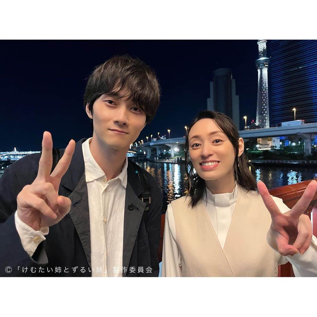 けむたい姉とずるい妹のインスタグラム：「. じゅん( #栗山千明 さん)と 律( #栁俊太郎 さん)の デート時オフショット💟 自撮り用の写真を撮影中も横から📸  ／ 『#けむたい姉とずるい妹 』 第6話は今夜11:06放送🪄 ＼  見逃し配信は #TVer で配信中🎗 tver.jp/episodes/epyeqg0olb  U-NEXTなどでも配信中💠  #テレビ東京 #けむずる  #栗山千明 #馬場ふみか #栁俊太郎  #桜田通 #雛形あきこ  #オフショット」