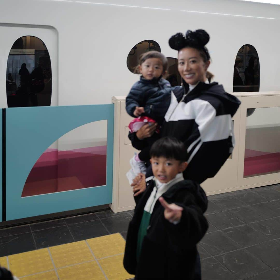 中川珠里のインスタグラム：「. 兄さんリクエスト ディズニー🚃に乗る為車はホテルに停めたまま。  朝は傘を差しながら 目的は40周年のパレードとジャンボリーミッキー！！  攻略してなさすぎて入ってすぐ取らなかったから かいりに乗せてあげたかった ソアリンもインディージョーンズも 40周年パス、課金も取れず🤣  雨で寒いのに混んでたなぁ~  りっちゃんBDに連れて行きたかったのを 混む&寒いの嫌で早めたら クリスマス並の寒い日でした。笑  途中りっちゃんお昼寝タイムに わたしはチュロス、チキン並び係 その間にかいりはパパとちっちゃいの何個か乗って その間わたしはつま先の感覚無くなるほど 冷え切りはやく帰りたくて仕方なかった🤣  40周年やってる間にもう1回行きたいなぁ、、、💘」