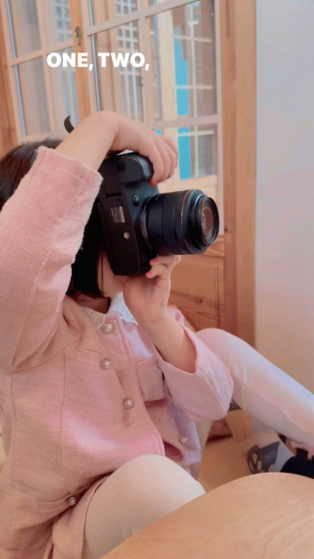 リュ・スヨンのインスタグラム：「5살때부터 사진에는 꽤 진심인편 🫅 My princess has loved taking pictures ever since she was five years old.  #사진외길2년 📸」