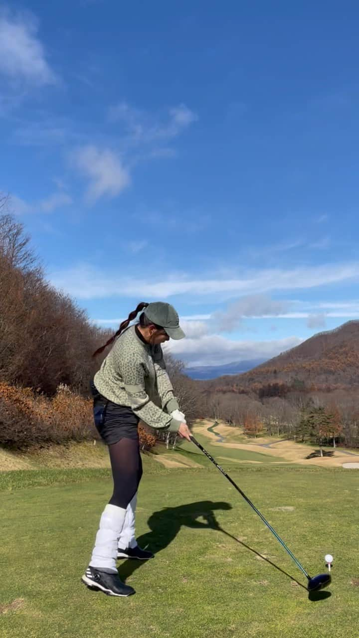 江原詩織のインスタグラム：「2023 Autumn Golf swing🏌️‍♀️🍂  ⛳️軽井沢高原ゴルフ倶楽部 Regular tee  Wear @yonex_jp @yonex_golf  　 #yonex #yonexgolf #ヨネックス #ヨネックスゴルフ #2023AW #ゴルフウェア #ゴルフコーデ #ドライバー #driver #ゴルフ初心者 #ゴルフ部 #ゴルフ上手くなりたい #ゴルフ好きとつながりたい #golfswing #女子ゴルフ #ゴルフ女子 #ゴルフ男子 #ゴルファー #golfrange #golflife #golfer #golf #골프 #กอล์ฟ #高尔夫球 #golfstagram #instagolf」