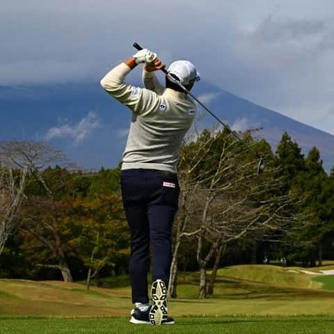 Footjoy Japanさんのインスタグラム写真 - (Footjoy JapanInstagram)「国内男子ツアー「三井住友VISA太平洋マスターズ」でFootJoy契約の今平周吾プロが優勝🏆 開幕戦に次ぐ今季2勝目、通算9勝目を挙げました👏   ＜着用シューズ＞ Pro/SL BOA   今平プロは着用するシューズについて、「軽くて1ラウンドしても疲れがないところが気に入っている。重たいものより軽いタイプが好きなので、Pro/SLがすごくフィットしている」とコメントしています。   ▼シューズ・グローブ使用率 Shoe 54％(2位10%) Glove 36％(2位20%) *Darrell Survey 社調べ   #FootJoy #1ShoeInGolf #1GloveInGolf #ShugoImahira #三井住友VISA太平洋マスターズ #フットジョイ #今平周吾」11月13日 20時15分 - footjoy.japan