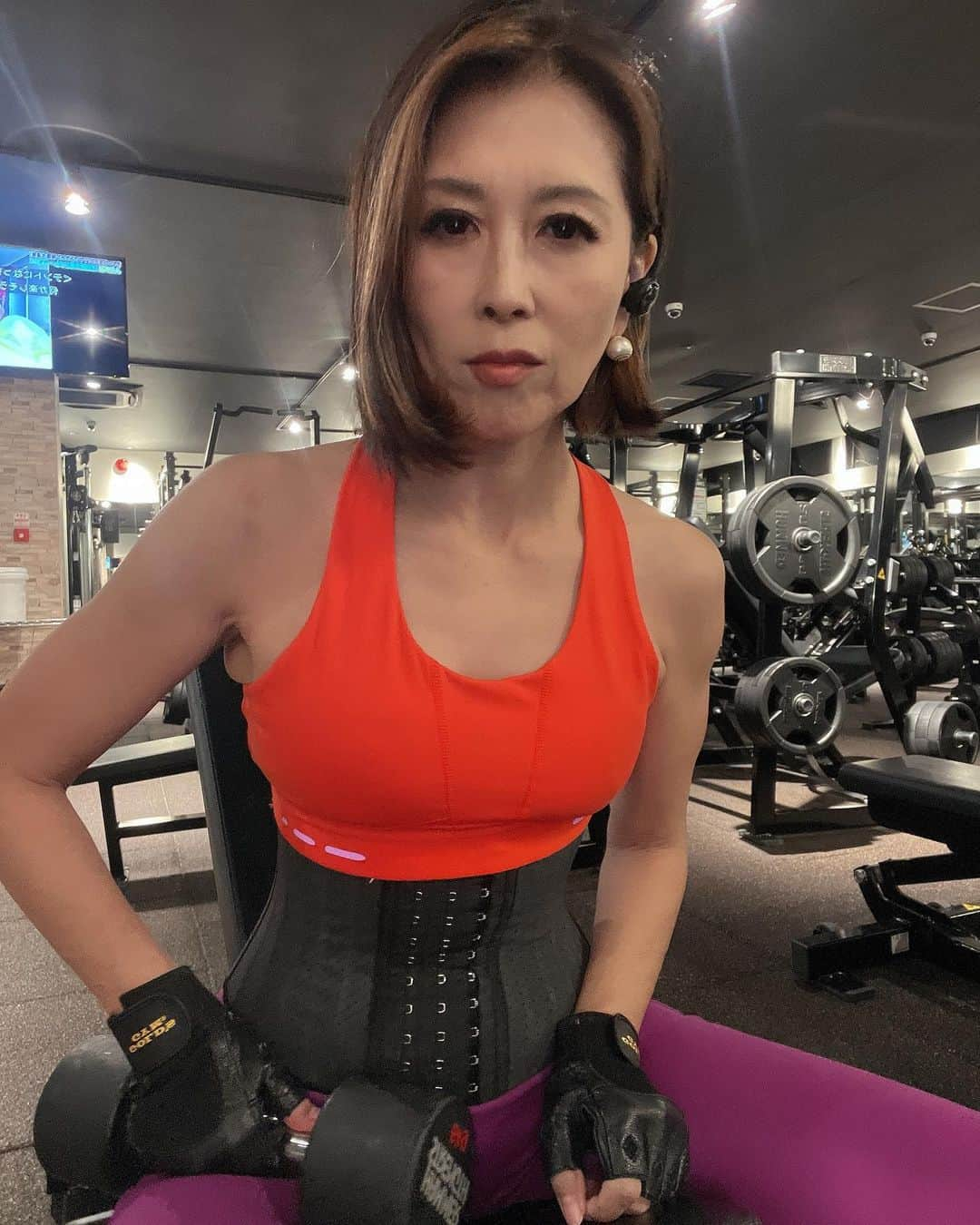 Naoko（なおこ）さんのインスタグラム写真 - (Naoko（なおこ）Instagram)「🏋🏽‍♀️ 🏋🏽‍♀️ 🏋🏽‍♀️ 今日は なぜか我が社の オシャレ番長 ショタ君も スウェット履いてた👓  肌寒くなると スウェットは あったかくて良いね。  さて chest DAY  初心者に戻ってるので 重量なしですが 効きました。  やる気に🔥がついたのか ついてないのか よくわからない 日々が続く。  久しぶりに トレッドミルもしたけど 最高傾斜 5分で 息切れ。  まずは体力から取り返せ  #筋トレ女子 #フィットネス女子#フィットネス#Fitness#筋トレ女子と繋がりたい #筋トレ好き#筋トレ好きと繋がりたい#減量 #くびれ#美ボディ #アラフィフ#アラフィフコーデ#ボディメイク #50代#健康 #熊本 #kumamoto」11月13日 20時16分 - smile_naohibi