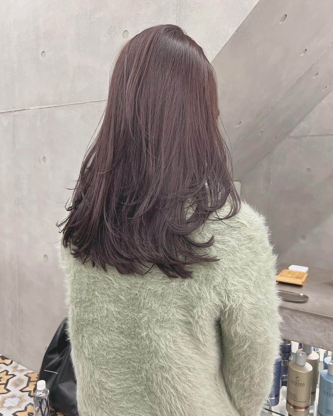 兼井遼のインスタグラム：「ラベンダーグレージュ＊  柔らかくほつれるヘア😌  ツヤのある 暗くても透明のある カラーならお任せください☺️  11月12月のご予約も まだまだお取りできます🙇🏻  ご質問などは コメントにてお問い合わせください！😌  #ケアカラー  #ヘアアレンジ  #ケアダブルカラー  #巻き方  #髪質改善カラー  #イルミナカラー  #ミルクティーベージュ #グレージュ  #ケアブリーチ  #ハイライトカラー  #ハイトーンカラー  #ブリーチ  #ダブルカラー   #インナーカラー  #オリーブアッシュ  #グラデーションカラー  #グレージュカラー  #ツヤトーン  #パーマ  #艶髪  #外国人風  #髪質改善トリートメント  #くびれヘア  #シースルーバング  #髪質改善  #ラベンダーグレージュ  #オリーブグレージュ  #トリートメント  #ヘアアクセサリー　#インナーハイライト」