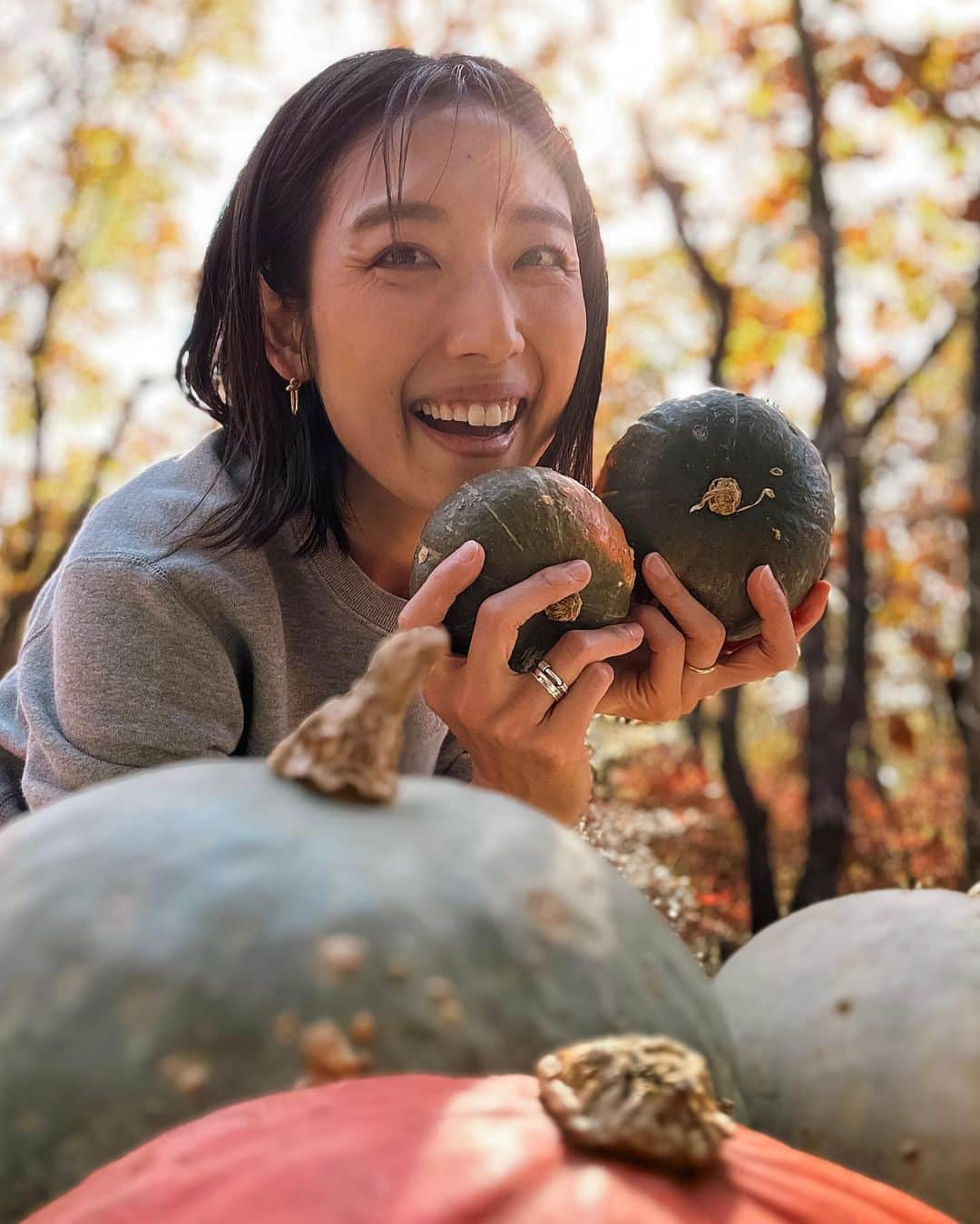 太田彩乃さんのインスタグラム写真 - (太田彩乃Instagram)「ご近所さんからお裾分け🎃🙌🏻 違う種類のかぼちゃを3種類✨ 甘いかぼちゃは、ココナッツミルクとほんの少しのメープルシロップと一緒に焼いてタルトに！ ご飯にもスイーツにも使えるかぼちゃが食卓で大活躍っ😋 #かぼちゃレシピ  #かぼちゃタルト」11月13日 20時09分 - ayano.ohta