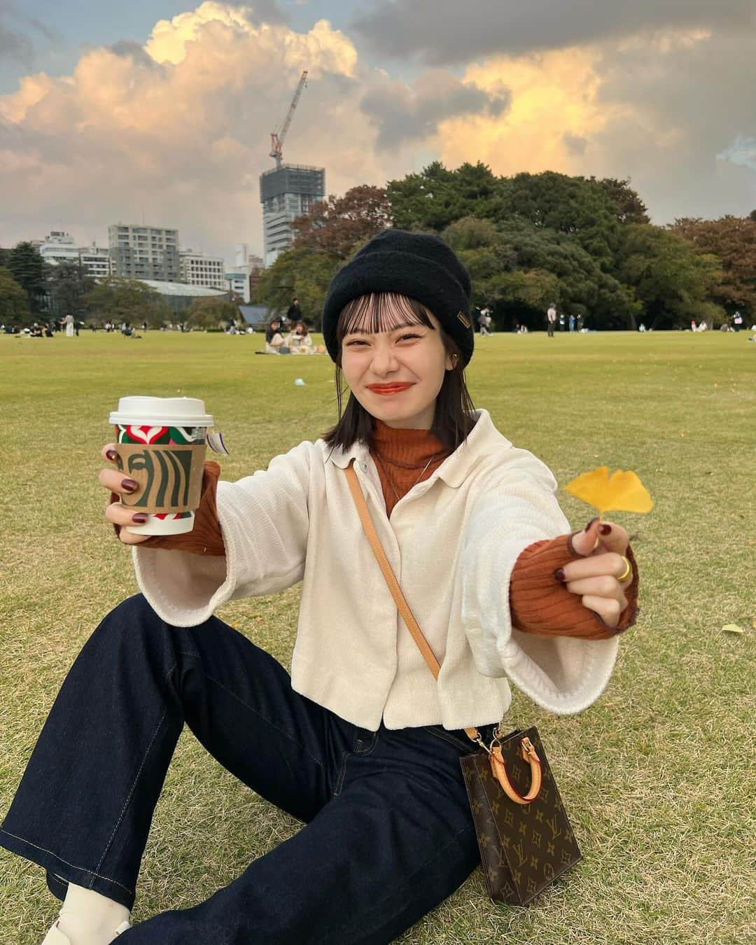 まるさんのインスタグラム写真 - (まるInstagram)「ㅤ 最近新宿御苑好きすぎてめっちゃ行ってる🍂 ここほんとに癒されるんだよなぁ〜🫶🏻 公園コーデやからカジュアルコーデにしたよ😚  モールニットは @hinari_official の新作🥰 ( 11/24 new release♡) カジュアルなデザインながらもニットで女の子らしさと 秋冬っぽさをプラス🧶✌️♡ ㅤ オレンジのタートル差し色に合わせたら めちゃ可愛かった〜🍊お気に入り ㅤ #hinari #hinari_code #153cmコーデ #低身長コーデ」11月13日 20時09分 - marumaru1530