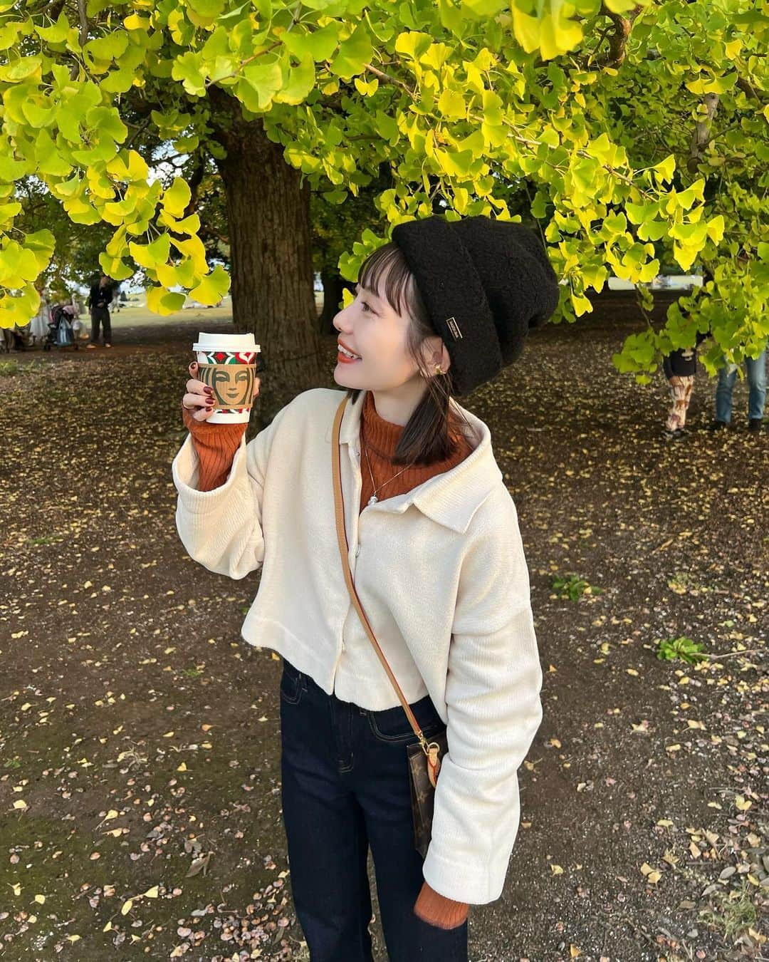 まるのインスタグラム：「ㅤ 最近新宿御苑好きすぎてめっちゃ行ってる🍂 ここほんとに癒されるんだよなぁ〜🫶🏻 公園コーデやからカジュアルコーデにしたよ😚  モールニットは @hinari_official の新作🥰 ( 11/24 new release♡) カジュアルなデザインながらもニットで女の子らしさと 秋冬っぽさをプラス🧶✌️♡ ㅤ オレンジのタートル差し色に合わせたら めちゃ可愛かった〜🍊お気に入り ㅤ #hinari #hinari_code #153cmコーデ #低身長コーデ」