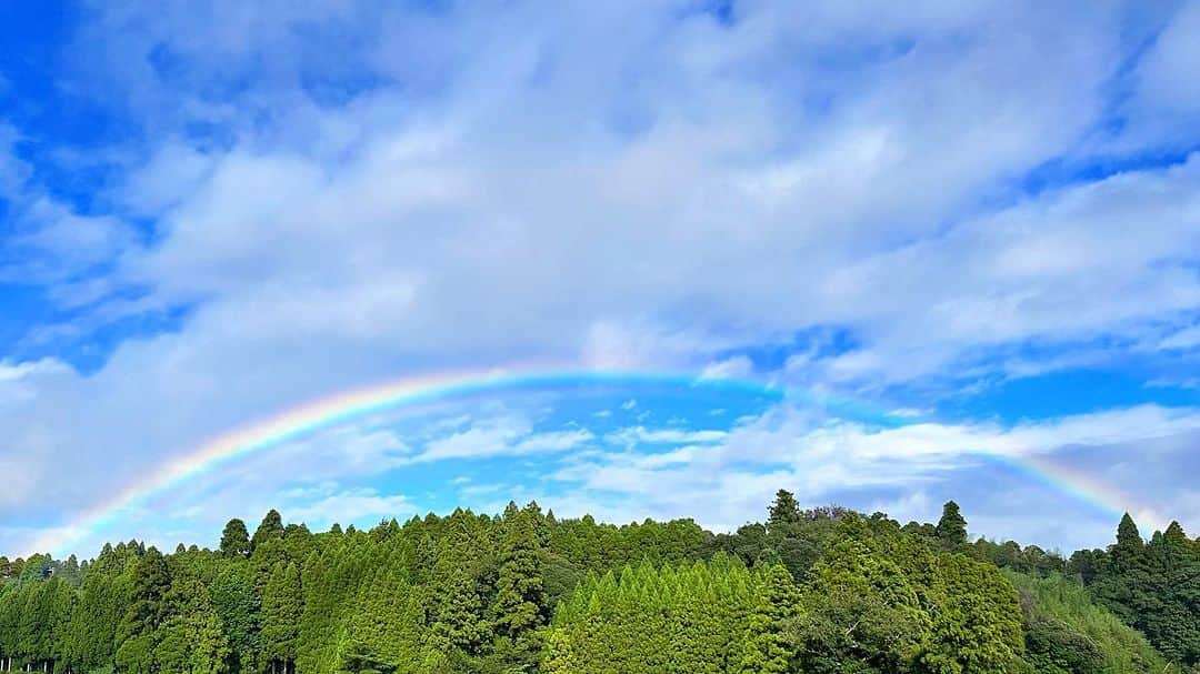 大野いとのインスタグラム：「雨上がりの晴れ空に、端から端まで美しい虹がかかっていました☺️🫶 #🌈」