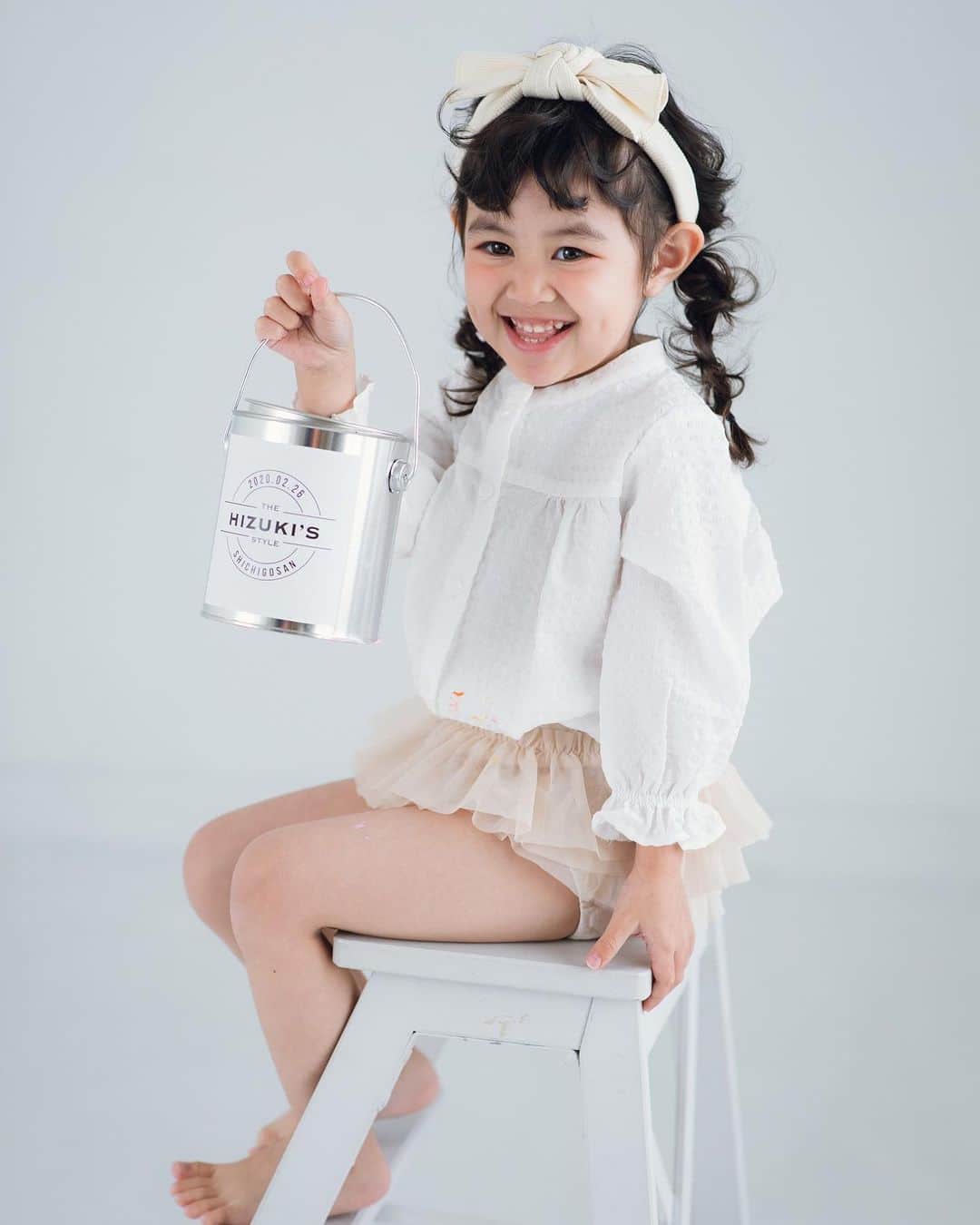 藤本奈月のインスタグラム：「photo by @photostudio_ivy あけみさんに、 七五三記念の撮影をして貰いました🫠❤️ 完全にメルトでございます。 我が子が可愛いのはわかりきってるのに、とてつもなく可愛くなりました。 膝から崩れました。  ひーちゃん、モデルさんするんだー。って張り切りだしました。 これはちょっと、期待していいですか？wwww  フォトプランツアーしたいなー。みんなで撮ってみんなで可愛さ共有したい！w」