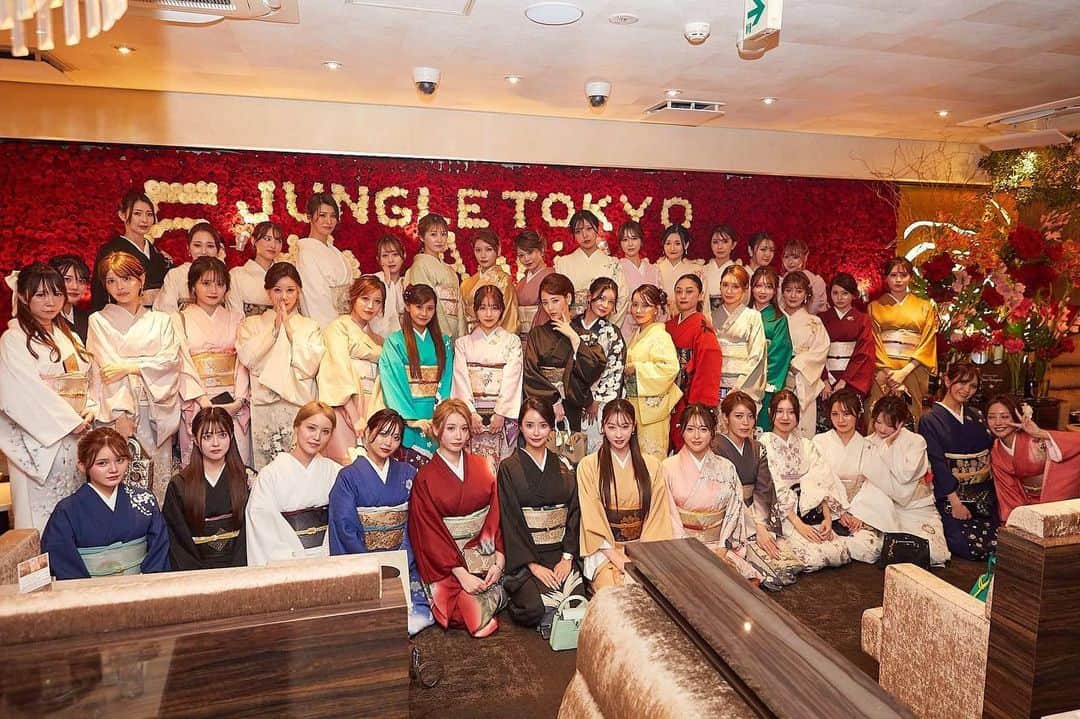 桜井みづき（キャバ嬢）のインスタグラム：「ジャングル東京5周年、皆様沢山のお祝いをありがとうございました㊗️  私は1周年のときから参加していますが、ジャングルが年々盛り上がっていく様子を見られることはとても感慨深く、また働く冥利に尽きます。  日頃から支えていただいている皆様には深く感謝いたします。  これからもスタッフ一同精進して参りますので、今後とも変わらぬご愛顧を賜りますことお願い申し上げます。」