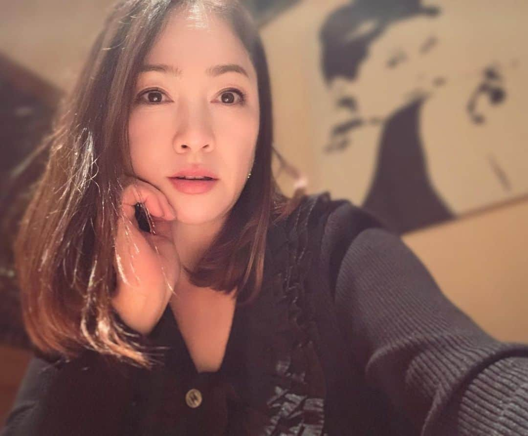 田中悦子のインスタグラム：「やっぱり秋がなく冬がきたみたいだな…笑  #寒かった #フィルター加工 #暖かみ #フリルニット」