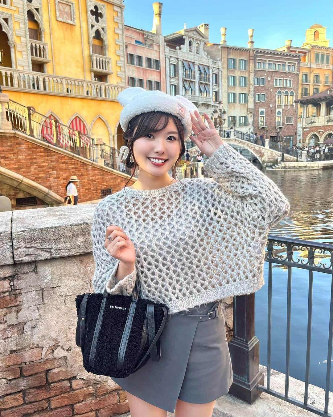 YOUKORINのインスタグラム：「DisneySea🐭 大好きな景色⚓️ ヴェネツィアンゴンドラも いつも乗っちゃう🫢笑  #ディズニーシー#ディズニー#ディズニーコーデ#Disney#disneysea#秋コーデ#ヴェネツィアンゴンドラ#Tokyo」