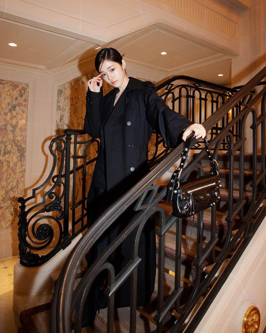 가로수길 , Seoulのインスタグラム：「발렌시아가 @balenciaga 와 두번째 작업 ✨  일타스캔들부터 좋아했던 노윤서 배우님과 함께한 촬영 , 아침부터 늦은 밤까지 힘드셨을텐데 계속 환한 미소로 보답 해준 노윤서 배우님 정말 👍🏻👍🏻✨🔥  요즘 촬영 하는게 너무 행복하다아 #노윤서 #rohyoonseo #balenciaga」