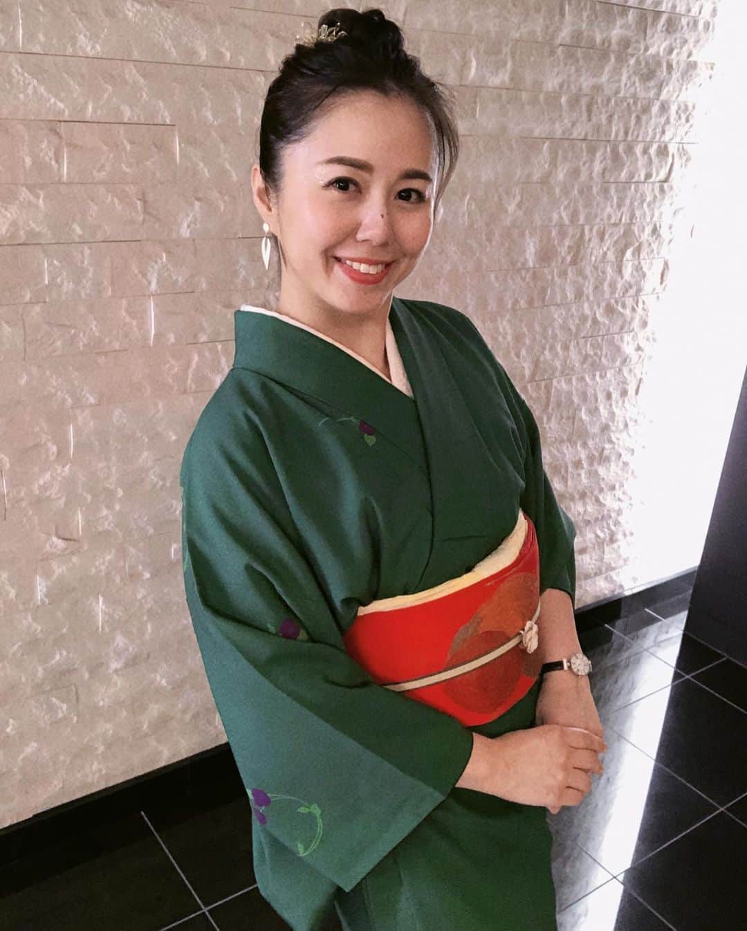 桂紗綾のインスタグラム：「昨日のお着物はとにかく雨対策コーデ。 降らないだろうけど、一応…と思ったら結構降りました。 雨対策してて良かった💚❤️  #ポリエステル着物  #化繊着物  #アンティーク帯  #足袋靴下  #エナメルの草履  #アンティーク道行」