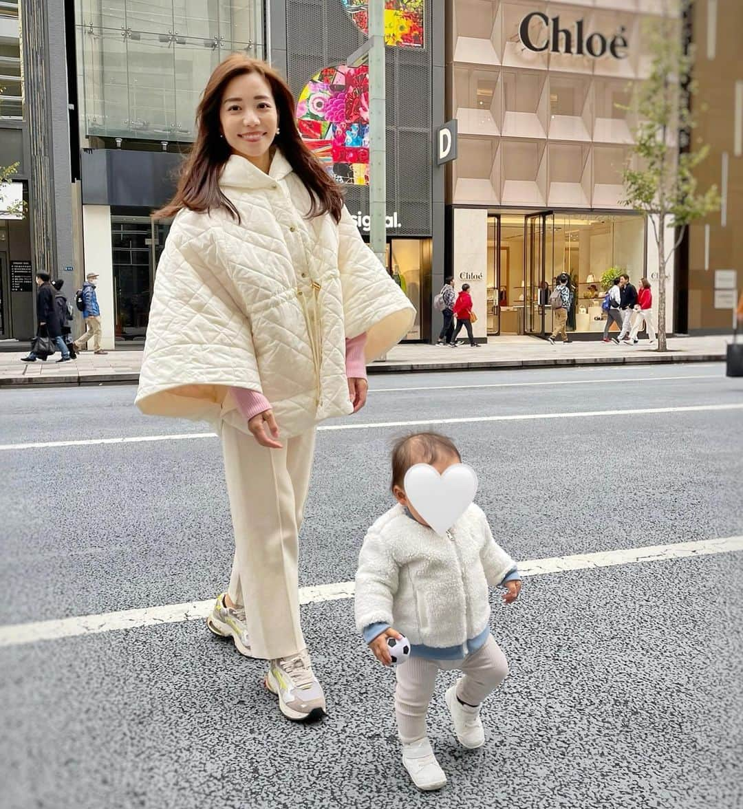 福山唯のインスタグラム：「急に寒くなってびっくりだけど🥹❄️  寒くなったら、、♡と楽しみにしているアイテムが着られてそれは嬉しい🤍  息子とホワイトコーデをしてお出かけしたよ❄️冬のホワイトってやっぱり可愛い⛄️♡  outer @dolce._official  形が可愛くて受注会で即決したアイテム🤍✨息子と遊んで汚れるかなぁと思ったけどやっぱり白にして良かった🥰  pants @lilirena_ このタイプのニットのパンツ本当に温かくて大好き🥹❣️ライン綺麗だし、肌触りも良いし、動きやすいし寒がりさんに足を通して欲しい🥰❤️  ボクはボールが大好きです👶🏻⚽️✨✨  #fashion #coordinate #white #winterfashion #ginza #maisondedolce  #lilirena #mamacode #myson #pr #コーディネート　#ママコーデ　#男の子ママ　#ホワイトコーデ　#リンクコーデ #銀座　#ママとぼーや　🤍🤍🤍」