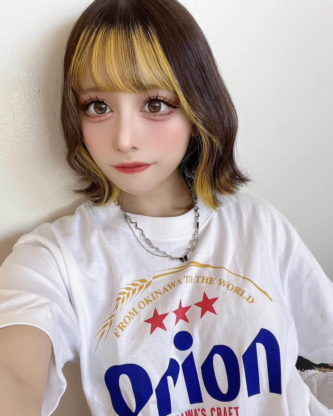 りこぴんのインスタグラム：「Orionビールは飲めないけど、Tシャツ着たかったんよ👕🍺  酎ハイも売ってたから、パイナップルサワー飲んだよ🍍🏝️✨  #沖縄 #orion #orionビール #沖縄旅行 #沖縄観光 #アメリカンビレッジ #オリオン #オリオンビール #オリオンビールtシャツ #沖縄観光スポット #ポートレート」