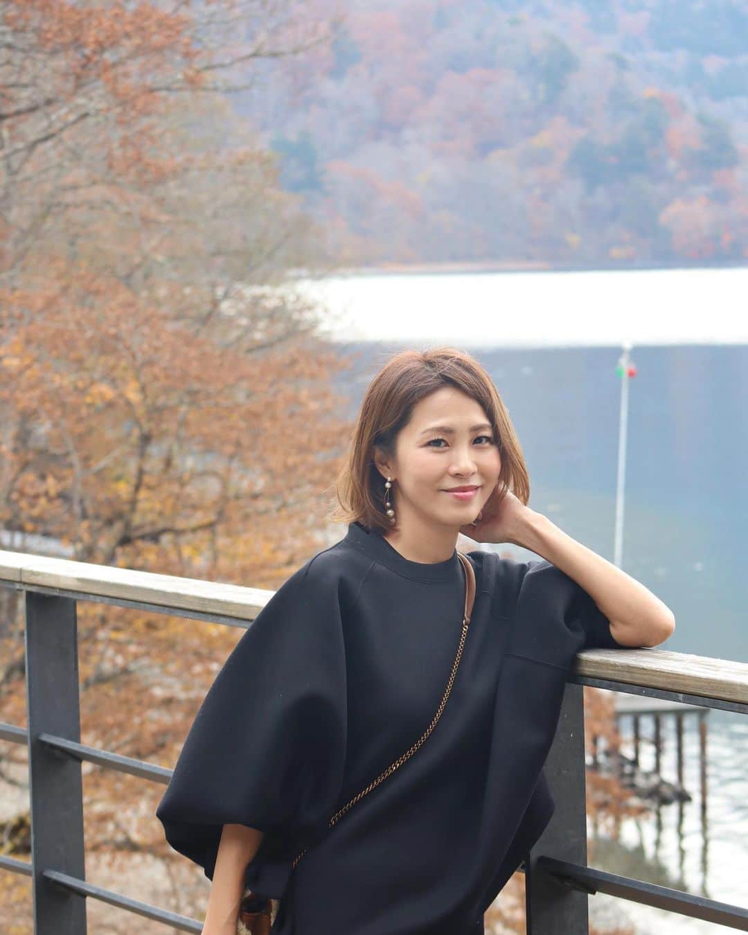 坂元美香のインスタグラム：「紅葉と中禅寺湖  若い頃は紅葉を楽しむ大人たちの 気持ちがさっぱりわからなかったの🤷🏻‍♀️  20年前、義両親が紅葉を見にカナダへ行くと聞いて え！紅葉見るために！？😧と内心驚いていたけど 今は義両親の気持ちがわかる。 わたしも紅葉見に行きたい。  30代の頃は歳をとるのが嫌だったけど 歳を重ねるのは素敵なことだと 最近気付かされてます。本当に。 どう重ねるかも大切だけど。 今年はいつもより短い秋だけど あちこち紅葉見に行きたいなぁ🍁  #日光」
