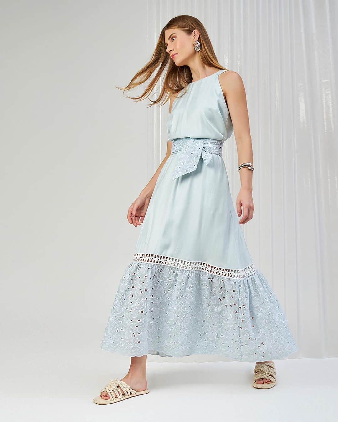 DECÊNCIAのインスタグラム：「O vestido longo combina com as mais diversas cores, tecidos, modelagens e, claro, ocasiões e estilos. O modelo inspiração de hoje tem o decote high neck e faixa na cintura, que o torna a escolha ideal para todos os tipos de silhueta.」