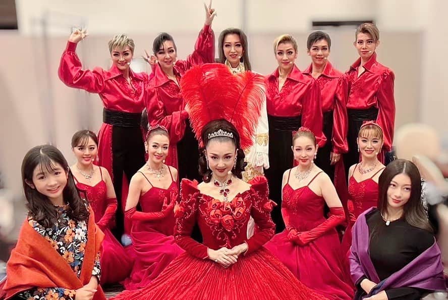 美乃杏花さんのインスタグラム写真 - (美乃杏花Instagram)「☆ 『BISHU COLLECTION produced by TGC』  愛知県一宮市にある真清田神社にて、宝塚OGショーに出演させて頂きました。  YouTubeで生配信もありドキドキでしたが、お客様が近くで目を輝かせながらニコニコと観て下さり、嬉しかったです！  このような貴重な経験をさせて頂けた事に感謝です。  TGC公式YouTubeにてアーカイブ配信中！ 他のゲストの皆様も素晴らしいので、お時間ありましたら是非ご覧下さいませ😊💕 https://www.youtube.com/live/aTp78M90l_g?si=pgWkKDz0SsV4gM5n  #bishufes #tgc #東京ガールズコレクション #株式会社アレキサンドライト #宝塚ogショー #元宝塚歌劇団 #宝塚og #美乃杏花」11月13日 20時18分 - yoshinokyoka.81