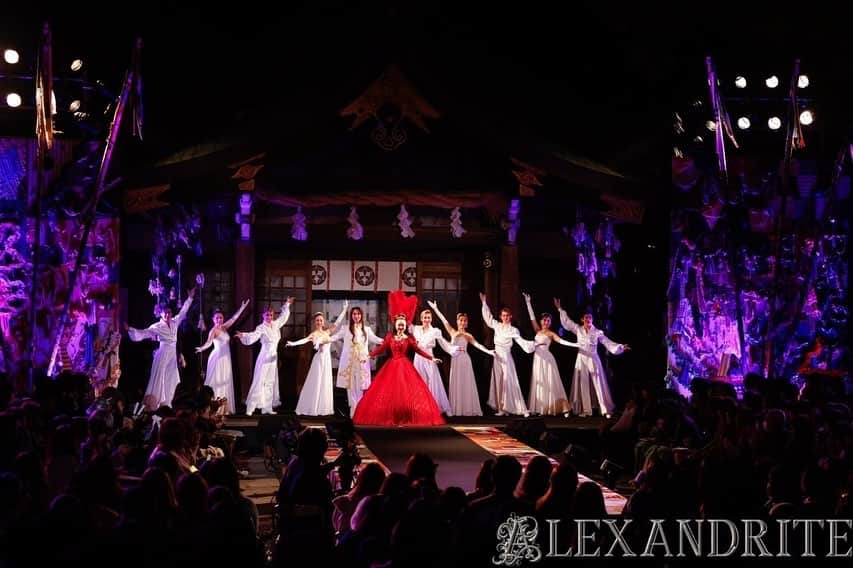 美乃杏花さんのインスタグラム写真 - (美乃杏花Instagram)「☆ 『BISHU COLLECTION produced by TGC』  愛知県一宮市にある真清田神社にて、宝塚OGショーに出演させて頂きました。  YouTubeで生配信もありドキドキでしたが、お客様が近くで目を輝かせながらニコニコと観て下さり、嬉しかったです！  このような貴重な経験をさせて頂けた事に感謝です。  TGC公式YouTubeにてアーカイブ配信中！ 他のゲストの皆様も素晴らしいので、お時間ありましたら是非ご覧下さいませ😊💕 https://www.youtube.com/live/aTp78M90l_g?si=pgWkKDz0SsV4gM5n  #bishufes #tgc #東京ガールズコレクション #株式会社アレキサンドライト #宝塚ogショー #元宝塚歌劇団 #宝塚og #美乃杏花」11月13日 20時18分 - yoshinokyoka.81