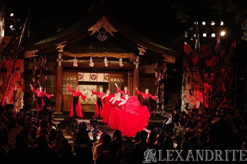 美乃杏花さんのインスタグラム写真 - (美乃杏花Instagram)「☆ 『BISHU COLLECTION produced by TGC』  愛知県一宮市にある真清田神社にて、宝塚OGショーに出演させて頂きました。  YouTubeで生配信もありドキドキでしたが、お客様が近くで目を輝かせながらニコニコと観て下さり、嬉しかったです！  このような貴重な経験をさせて頂けた事に感謝です。  TGC公式YouTubeにてアーカイブ配信中！ 他のゲストの皆様も素晴らしいので、お時間ありましたら是非ご覧下さいませ😊💕 https://www.youtube.com/live/aTp78M90l_g?si=pgWkKDz0SsV4gM5n  #bishufes #tgc #東京ガールズコレクション #株式会社アレキサンドライト #宝塚ogショー #元宝塚歌劇団 #宝塚og #美乃杏花」11月13日 20時18分 - yoshinokyoka.81