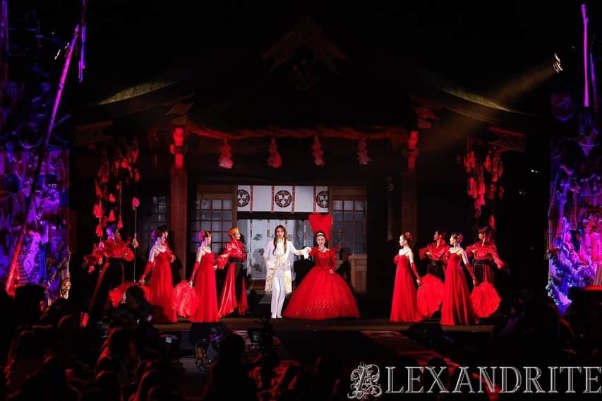 美乃杏花さんのインスタグラム写真 - (美乃杏花Instagram)「☆ 『BISHU COLLECTION produced by TGC』  愛知県一宮市にある真清田神社にて、宝塚OGショーに出演させて頂きました。  YouTubeで生配信もありドキドキでしたが、お客様が近くで目を輝かせながらニコニコと観て下さり、嬉しかったです！  このような貴重な経験をさせて頂けた事に感謝です。  TGC公式YouTubeにてアーカイブ配信中！ 他のゲストの皆様も素晴らしいので、お時間ありましたら是非ご覧下さいませ😊💕 https://www.youtube.com/live/aTp78M90l_g?si=pgWkKDz0SsV4gM5n  #bishufes #tgc #東京ガールズコレクション #株式会社アレキサンドライト #宝塚ogショー #元宝塚歌劇団 #宝塚og #美乃杏花」11月13日 20時18分 - yoshinokyoka.81