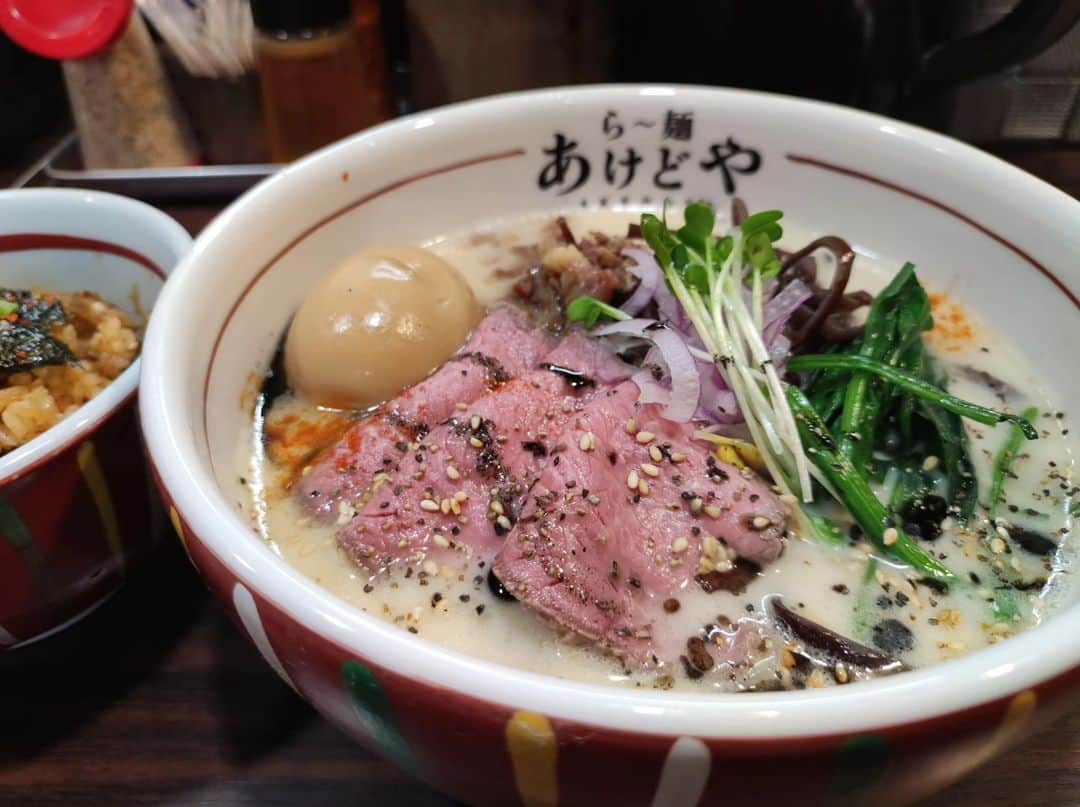 つけMen野郎のインスタグラム：「牛白湯ら〜麺+あじ玉+牛キムチご飯 ら〜麺あけどや 牛白湯好きなんだよなぁ、ってことで19日迄の限定麺いただきます。まろやかクリーミーなスープは鶏や豚と違った旨味で、凝縮されたおいしさが広がる。この独特なコクが好きなんだよなぁ。チャーシューはローストビーフでしっとり仕上がり。牛スジ煮も甘じょっぱくてスープとの対比も合ってこれが良い組み合わせ。キムチご飯もピリ辛でこれまたスープとのコントラストでうまいご飯でした。」