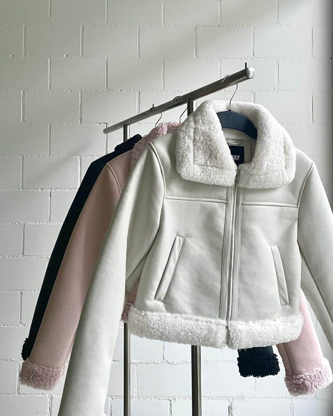 TALLY WEiJLのインスタグラム：「the solution to your fall jacket hang-ups ❤️‍🩹 Tap to shop our 'Faux Leather Aviator Jackets' 🔎 SJAFFPERS」