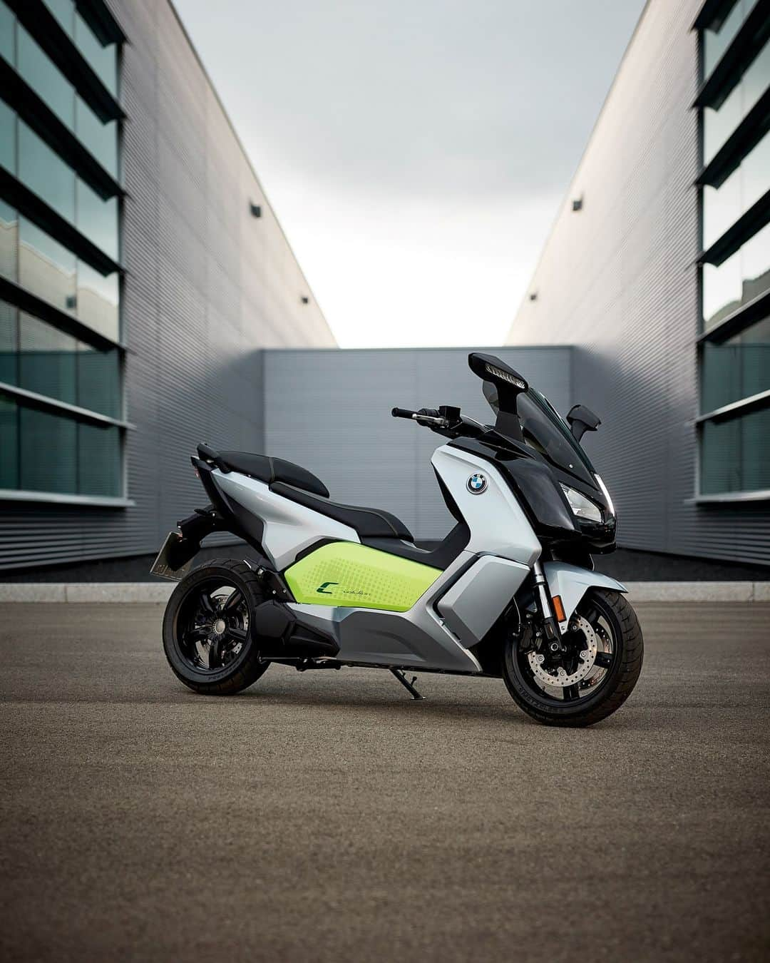 BMW Motorrad Japanのインスタグラム：「〜常に時代の先を読む〜  BMW Motorradは2013年のC-Evolutionの発表以来、電動モデルを継続して生産してきました。  初代C-Evolutionでは四輪モデルBMW i3で開発したバッテリーモジュールの技術を応用しながら、バッテリーハウジングをストレスメンバーとして使用する画期的な車体構成を考案。液冷式のオルタネーター等も採用して航続距離160kmを達成しました。  2022年に発表したCE 04では、C-Evolutionで培った技術をさらに進化させて、様々な荷物を収納可能な大型のストレージスペースを確保しながらも航続距離130kmを実現するなど、二輪電動モデルとしての性能と実用性は飛躍的に向上しました。  1923年の創業以来、現代の二輪車が搭載する様々な機構・技術を発明し、実用化してきたBMW Motorrad。常に時代の先を見据えて安全で快適な二輪車を生み出すこと。それは原動機がエンジンでもモーターでも変わることはありません。  #MakeLifeARide #PluggedToLife #CE04 #Cevolution #BMWMotorrad #BMWモトラッド #駆けぬける歓び #EV #電動バイク #Eモビリティ」