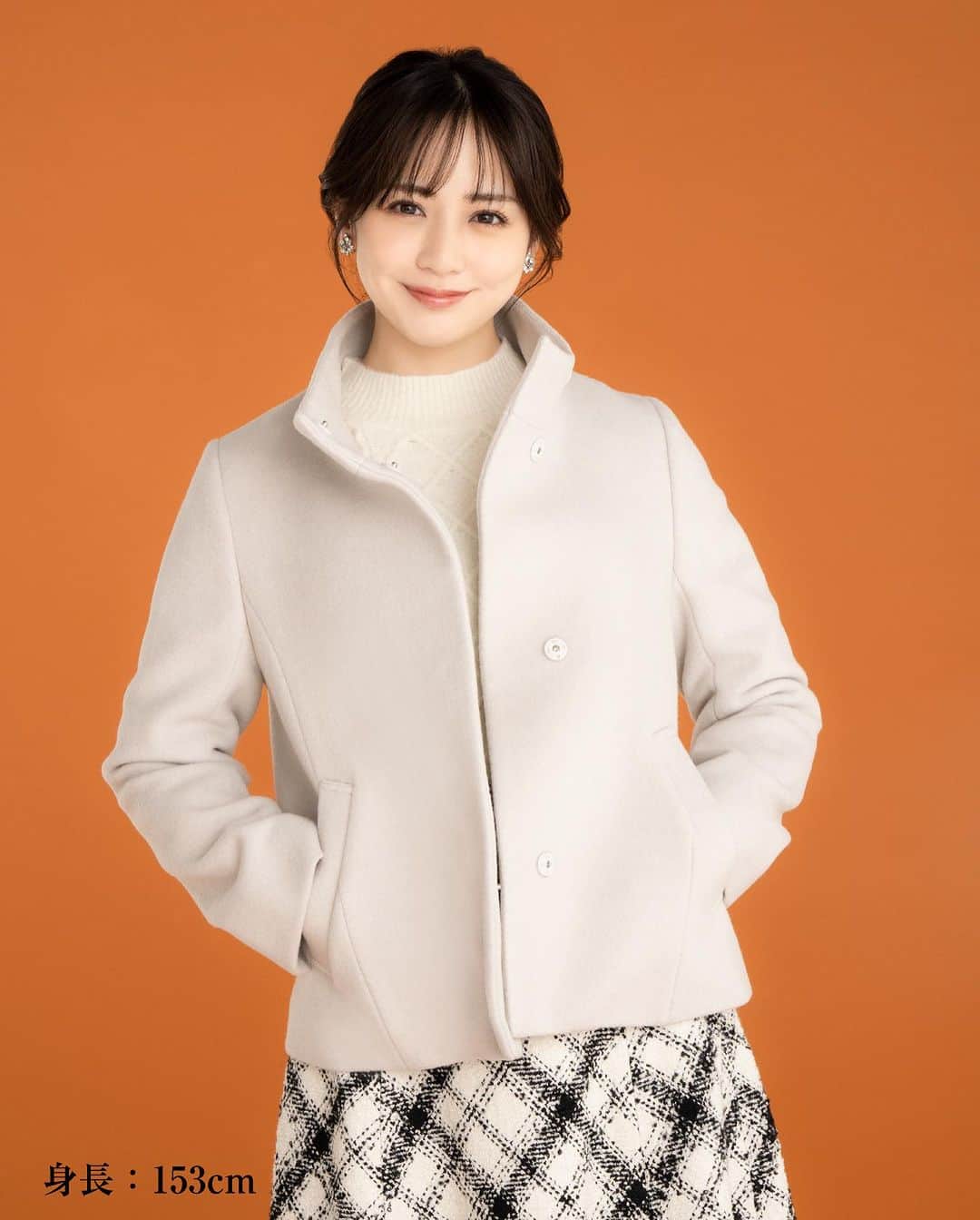 のインスタグラム：「低身長さんレディのための シンデレラフィットアイテム♪   丈感やシルエットが変わるだけで 洗練度がぐっとアップ！   “1枚羽織るだけで 気映えて華やぐ、最愛ショートコート”   <シンデレラフィットPOINT>   01.低身長さんにベストな着丈感。 02.コンパクトな肩回りと袖幅のシルエット。 03.顎に当たらずちょうど良い 高さのスタンド襟。 04.柔らかく保湿性に富んだ ふんわり優しい素材。 ⁡ ——————————————————————— 【低身長企画アイテム】   ★ファインウールモッサ スタンド ショート コート     ケーブルコンパクト ニット   ツイードチェックフレア スカート  ——————————————————————— ⁡ @anysis_officialの プロフィール欄のURLから WEBマガジンもご覧いただけます！ ぜひチェックしてください♪ ⁡ ⁡ #anysis #エニィスィス #冬コーデ #低身長コーデ #ミニーコーデ #150cm #140cm #フェミニンスタイル」