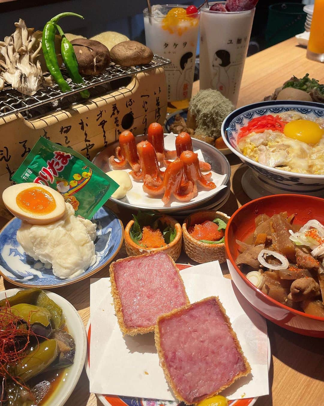 もーさんのインスタグラム：「(*˘︶˘*).｡.:*♡ ♡♡♡ 創業50年 お惣菜「大合」が作る煮物とお酒のお店 ・ 📍にもの @nimono_nagoya  ・ 全席カウンターの和食居酒屋 「煮物とお酒」 をテーマに昔懐かしいお袋の味と 創作ドリンクが豊富に揃ってます。 ・ ◎タコさんウインナー ◎雲仙ハムカツ ◎のりたまポテトサラダ ◎ちくわ磯辺揚げ ◎肉じゃが ◎鶏大根 ◎那須とぴーまんの揚げ浸し ◎牛すじ ・ ◎杏仁サワー ◎いちごサワー ・ お通しは 自分で七輪で舞茸などを焼いて食べる！ 楽しい〜 どのお料理もなんだか 懐かしくて♡ めっちゃ美味しかった😋 雲仙ハムカツ めっちゃめっちゃ大きくて 旨みがすご！ めっちゃうまだった♡ ・ 映えるドリンクも💓 ・ 店内は若い女の子でいっぱい♡ ・ 人気店なので カウンター満席状態！ 予約しておいてよかった〜 ・ ・ *☼*―――――*☼*――――― ◇名古屋市中村区名駅南1丁目15-16 ◇052-756-3629 ◇17:00～23:00 *☼*―――――*☼*――――― #にもの#名古屋居酒屋#名古屋グルメ#名古屋ディナー#中村区居酒屋#和食#名古屋和食#煮物#名古屋デート#名古屋女子会#名駅グルメ#名駅#タコさんウインナー#愛知居酒屋」