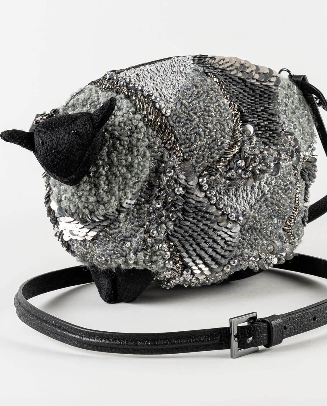 ジャマンピュエッシュさんのインスタグラム写真 - (ジャマンピュエッシュInstagram)「The little sheep has come down from the Scottish highlands to charm you with its grace and softness. The Baabaa is the mascot bag of this collection remarkable for its beautiful handmade embroideries. #handembroidery #handbeaded #mix #woolsequinsembroidery」11月13日 20時21分 - jaminpuech