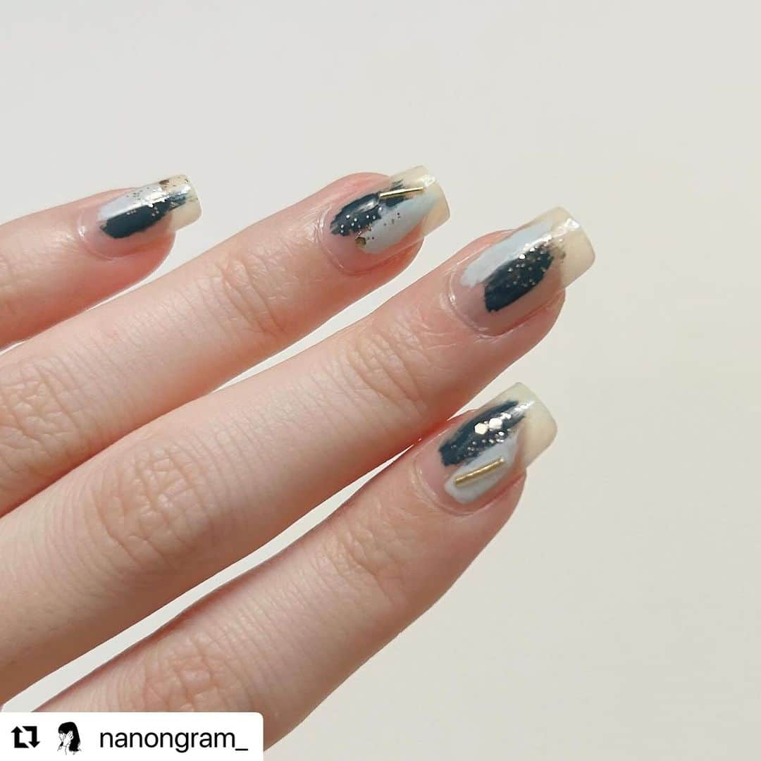 【PLANET NAIL（プラネット ネイル）】公式さんのインスタグラム写真 - (【PLANET NAIL（プラネット ネイル）】公式Instagram)「✰✰✰✰✰✰✰✰✰✰✰ PLANET Gir🪐 @nanongram_ さま♡  PLB16 シリウスの光線 を使ったカンタンお洒落ネイルデザイン をご紹介します🥺🩷 ╍ ╍ ╍ ╍ ╍ ╍ ╍ ╍ ╍ ╍ ╍ ╍ ╍  PLANETNAILのラメネイルを使用した、 簡単なのに上品な3色ネイル🎶 同系色の2色を重ね、その上から飾りとしてラメを乗せてみました！  今回使用したラメ、PLB16シリウスの光線はゴールドのみで、 異なった2つのサイズのラメが入っています✨️ 1本持っていると色んな場面で大活躍するのでオススメです☺️  そして今回からロゴを記載させていただけることに…‼️ 嬉しすぎる😭💕  ••┈┈••✼••┈┈••✼••┈┈••✼••┈┈••✼ 使用したネイル  ラメ @planet.jp  #シリウスの光線  #plb16   濃いブルー @rimmellondon_jp  #リンメルネイル713   薄いブルー @chanel.beauty  #584ブルーパステル   #ネイル #セルフネイル #ネイル好きさんと繋がりたい #セルフネイラーさんと繋がりたい #簡単ネイル #3色ネイル #ラメネイル #ブルーネイル #chanelネイル #シャネルネイル #プラネットネイル #プラネットネイルポリッシュ #planetnail #プラネットガール2023 #rimmel #rimmelnailpolish #nail」11月13日 20時21分 - planet.jp