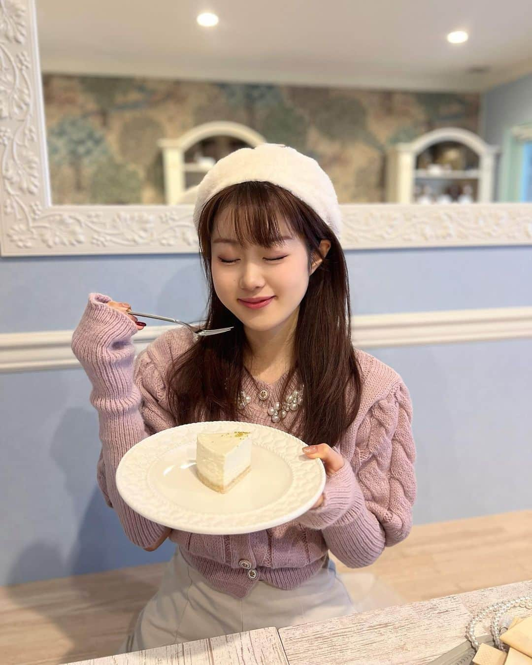 内構かのんのインスタグラム：「オープンしたてのヴィーガン・グルテンフリー・オーガニックカフェ見つけた💖  📍Bardon Organic Cafe (@bardon_inc )  〇こだわりの大豆のミネラルサラダ 〇ビーツのスープ 〇ピーナッツバター玄米サンドイッチ 〇玄米カレーパン 〇レモンチーズケーキ  全てのメニューがグルテンフリー‎🤍玄米パンがもちもちで美味しすぎてびっくりしました‎🤍🍞𝟛  デトックス効果のある炭が入っているから真っ黒なんだそう🖤⋆͛*͛  美味しすぎてテイクアウトもしちゃいました💖  まだまだ穴場なのでぜひ💓‪   #bardon  #オーガニックカフェ  #オーガニックレストラン  #グルテンフリーパン  #グルテンフリーヴィーガン  #グルテンフリーレストラン  #グルテンフリーカフェ  #ヴィーガンカフェ  #ヴィーガンスイーツ  #玄米パン  #グルテンフリースイーツ  #自然派レストラン  #東京グルメ  #東京カフェ」