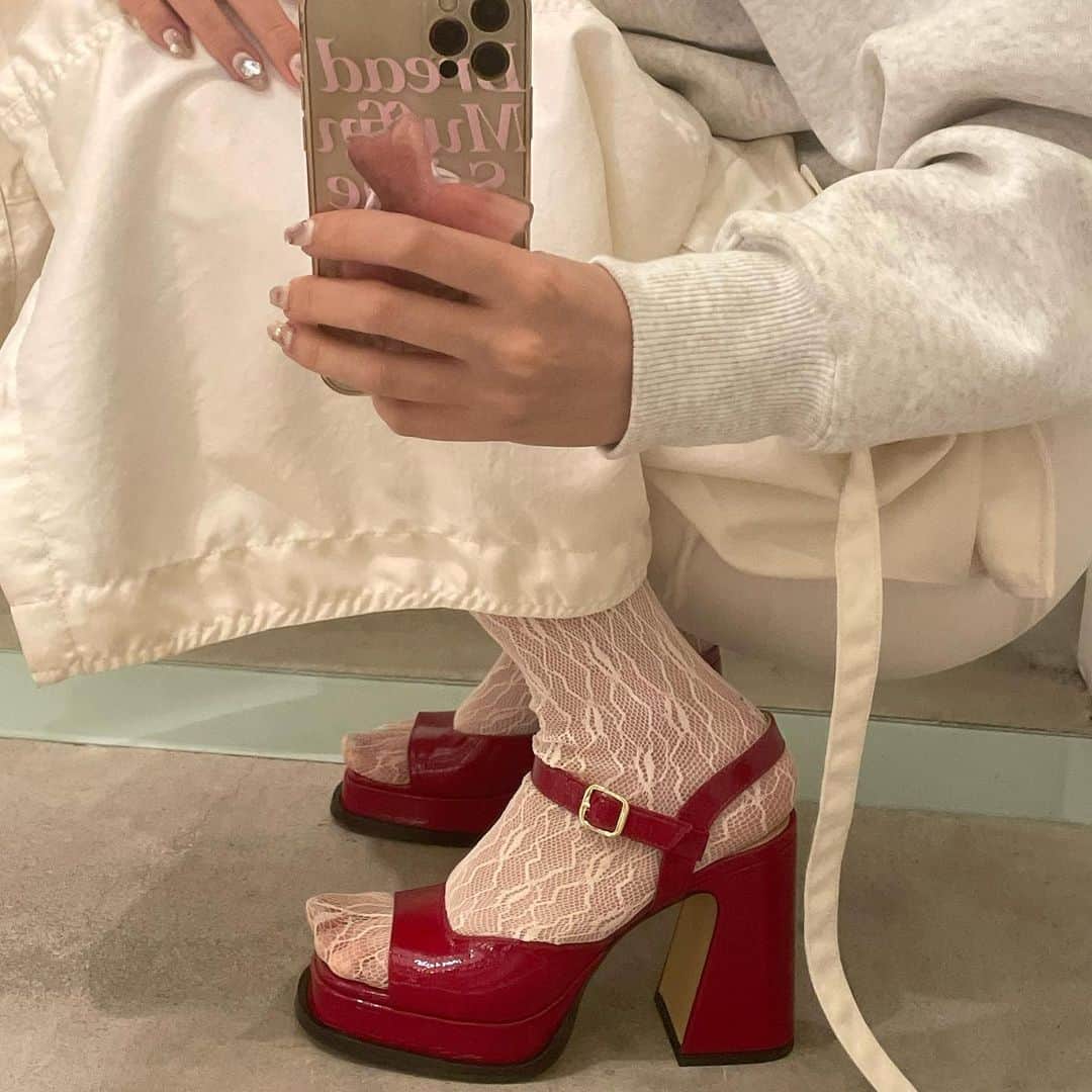 棚瀬響のインスタグラム：「🎀🍷💭 . 黒のレースタイツでも絶対可愛いし、グレーのハイソックスに合わせても可愛い🥹 もっと寒くなる前にこういう足元コーデ沢山したい」