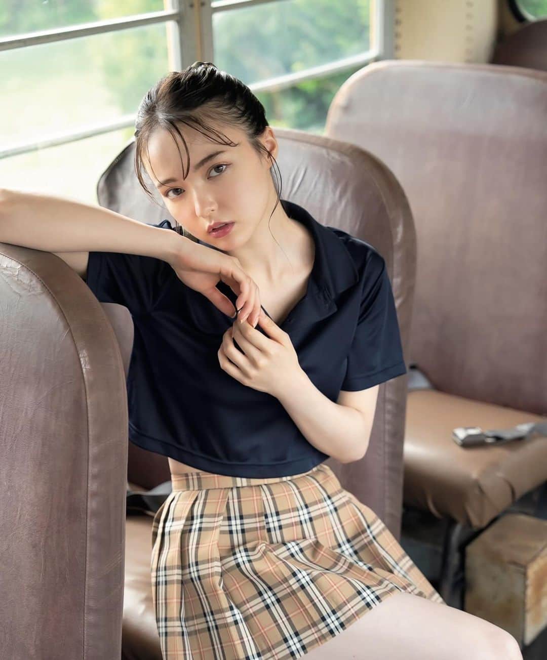 のインスタグラム：「週刊スピリッツ50号、絶賛発売中です！✨  ラクロスのお洋服です😍🥍  電子版にも素敵なお写真たくさんあるので見てみてね☺️  今日のとある撮影の現場で、 たくさんみんなに宣伝して来ました、、笑🥺🥺  #スピリッツ  #週刊スピリッツ  #ラクロス  #仮面ライダー  #仮面ライダーガッチャード  #風都探偵  #スポーツ」