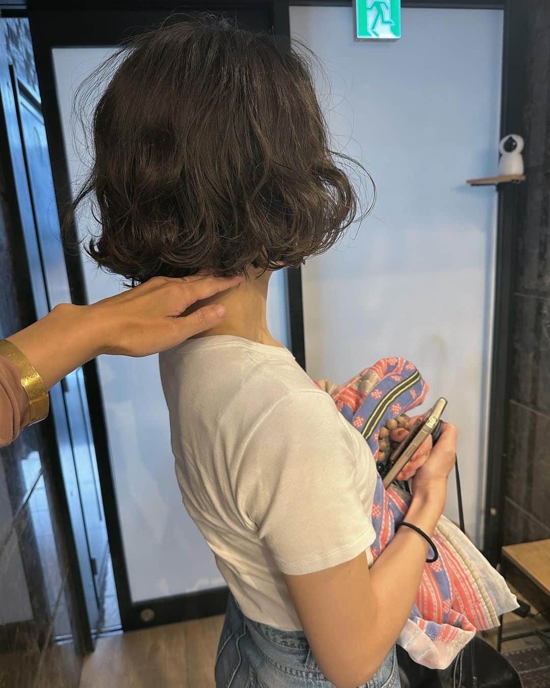 齋藤愛のインスタグラム：「くせ毛×オリーブカラー 大好物❤︎  #私の手つきがキモくてすみません....😂」
