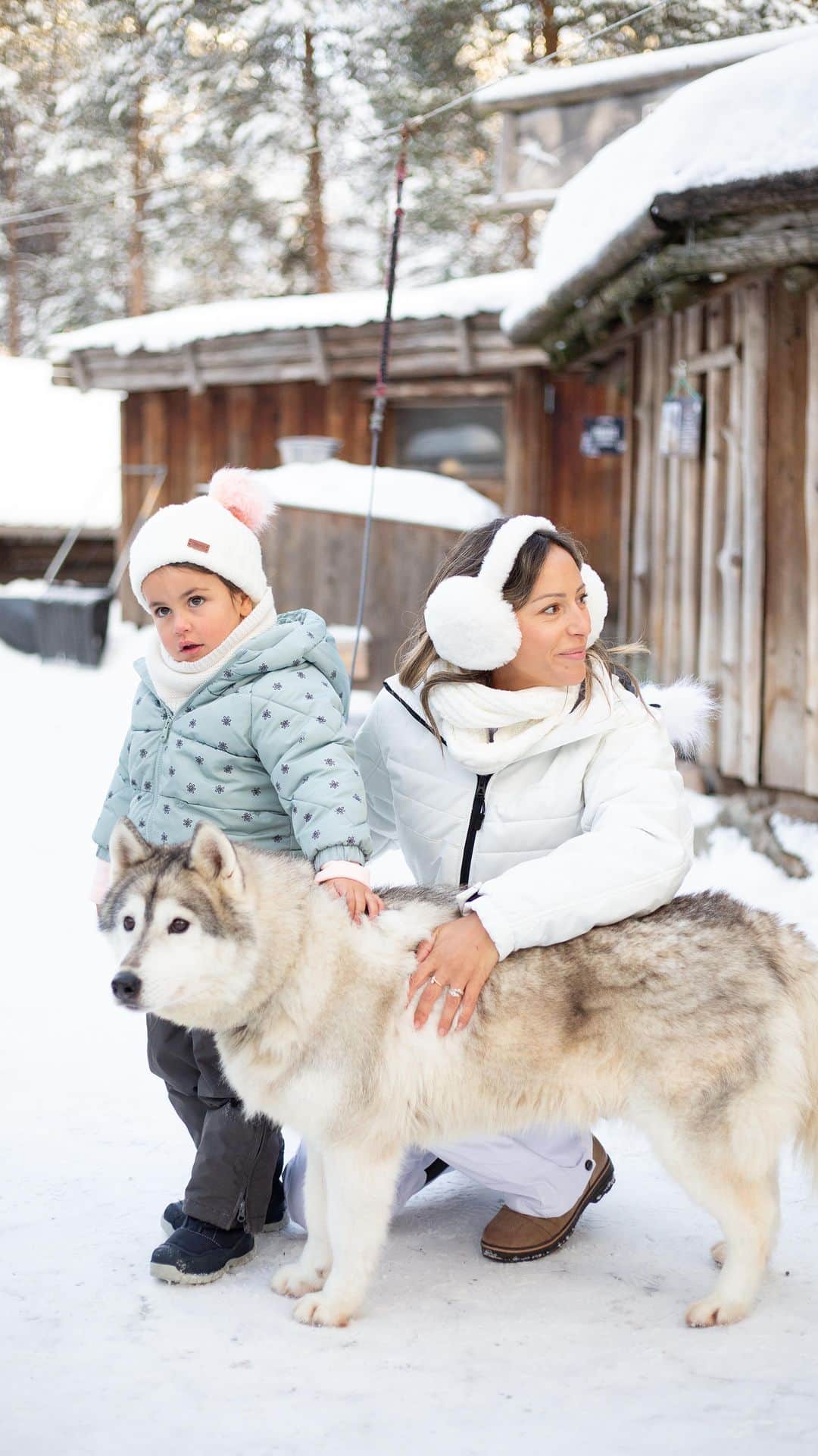 Carolineのインスタグラム：「Le vlog de notre voyage en Finlande est disponible sur Youtube !  Retrouvez toutes nos adresses, hôtels et activités !  #travelvlog #travel #finland #finlande #voyage」