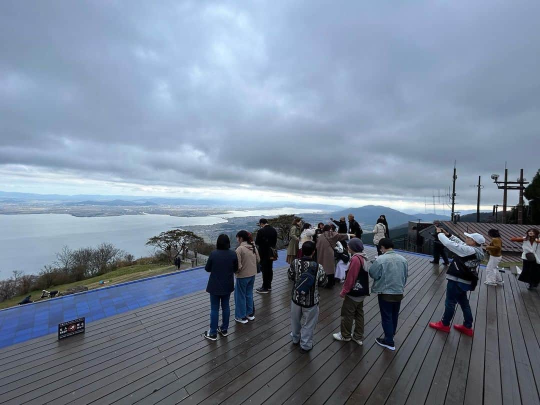 奥井雅美さんのインスタグラム写真 - (奥井雅美Instagram)「11/11.12の土日。両日とも一粒万倍日🌾✨ そんな日にファンクラブツアーで滋賀へ行ってきました。 琵琶湖まわりをあれこれと。 琵琶湖テラスは上にあがると4度で…半袖の人もいたり、私も冬物上着が田舎のおうちにあって時間なくて取りに行けずだったのでわりと薄着でした。が、スタッフまっぴーが持参してくれたフリースと、フォーサイト（ツアーお願いしている）サトエミさん👩‍💼からもオシャレなのをいただき、ぬくぬくで過ごせました😌ありがたやー みんなで写真撮って、少しだけ景色を眺めて、もう風邪ひくから下におりますって皆早々に下山しました笑 でも楽しかった。 初の個人セッションはサイン会みたいだったし、宴会はなんか懐かしい感じでワイワイやって、 （本当はお座敷が良かったのだけども）喉の調子イマイチなのにカラオケ大会で３曲くらい歌って😋 お部屋訪問しておやすみ🌙な1日目。 ２日目は佐久奈度神社⛩️さまに行き希望者で昇殿してのお祓いのご祈祷をして頂きました。 祓戸の神様がご祭神なので、それはそれはかなりの祓いと浄化だったと思う。しかしあのご神域はなんか暖かく、地熱のようなエネルギーを感じた🤔 不思議。 その後はみんなでお昼を食べて、お土産みたり、スィーツ屋さんみたりで帰路へ。 なんだかんだで時間たつの早かったな。 解散後、新幹線では爆睡で、帰宅後も即寝でした。 今日は日帰りで田舎のお家にいき、冬物を取ってきました🧥あと、薪ストーブチェックもしたよ🔥 明日はJAM Projectで生配信（会員さまのみの） 明後日はJAM Projectでレコーディング。 ほいで、その次の日から3連チャンでマサミコブシ2のレコーディングの続きをします。 んー、、、もしかしたら、コーラスも入れるしさすがに声帯もたないかもしれないので、 ソロのは声との相談で〜と考えてます。無理矢理歌って思うように歌えないのは嫌だし、最高やぁー🤩ってのを聴いてもらわないと意味ないしね。 演奏の方がかなり良くて本当にテンションあがってます。 じょー🎸今井くん🎹たぼくん🎸うっちー🥁🧑‍🦲（☜ライブの時のズラで） そしてあれこれお任せしてるダイチくん。 みんな👍👍👍 私も頑張ります🐣  そして、12/24のピアノ弾き語りライブですが、 FC先行が終わりました。 結果発表をお待ちくださいませませ😚 ピアノの練習もしなきゃっ💦 よし、寝よう✊ 💤  追伸 なぜか違う写真選んでたのに同じのばかりアップされてる⁉️ので、削除して、次に写真あげておきます。」11月14日 1時52分 - masamiokui