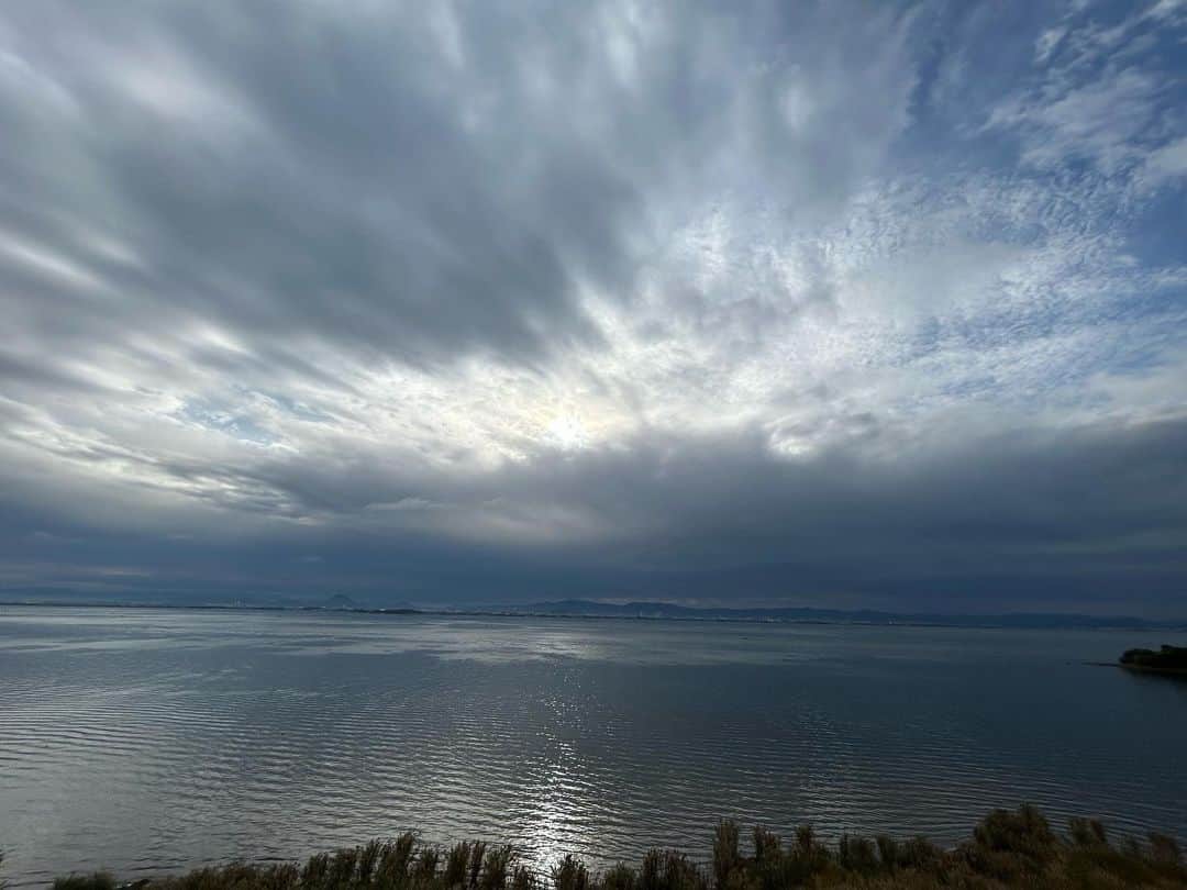 奥井雅美さんのインスタグラム写真 - (奥井雅美Instagram)「11/11.12の土日。両日とも一粒万倍日🌾✨ そんな日にファンクラブツアーで滋賀へ行ってきました。 琵琶湖まわりをあれこれと。 琵琶湖テラスは上にあがると4度で…半袖の人もいたり、私も冬物上着が田舎のおうちにあって時間なくて取りに行けずだったのでわりと薄着でした。が、スタッフまっぴーが持参してくれたフリースと、フォーサイト（ツアーお願いしている）サトエミさん👩‍💼からもオシャレなのをいただき、ぬくぬくで過ごせました😌ありがたやー みんなで写真撮って、少しだけ景色を眺めて、もう風邪ひくから下におりますって皆早々に下山しました笑 でも楽しかった。 初の個人セッションはサイン会みたいだったし、宴会はなんか懐かしい感じでワイワイやって、 （本当はお座敷が良かったのだけども）喉の調子イマイチなのにカラオケ大会で３曲くらい歌って😋 お部屋訪問しておやすみ🌙な1日目。 ２日目は佐久奈度神社⛩️さまに行き希望者で昇殿してのお祓いのご祈祷をして頂きました。 祓戸の神様がご祭神なので、それはそれはかなりの祓いと浄化だったと思う。しかしあのご神域はなんか暖かく、地熱のようなエネルギーを感じた🤔 不思議。 その後はみんなでお昼を食べて、お土産みたり、スィーツ屋さんみたりで帰路へ。 なんだかんだで時間たつの早かったな。 解散後、新幹線では爆睡で、帰宅後も即寝でした。 今日は日帰りで田舎のお家にいき、冬物を取ってきました🧥あと、薪ストーブチェックもしたよ🔥 明日はJAM Projectで生配信（会員さまのみの） 明後日はJAM Projectでレコーディング。 ほいで、その次の日から3連チャンでマサミコブシ2のレコーディングの続きをします。 んー、、、もしかしたら、コーラスも入れるしさすがに声帯もたないかもしれないので、 ソロのは声との相談で〜と考えてます。無理矢理歌って思うように歌えないのは嫌だし、最高やぁー🤩ってのを聴いてもらわないと意味ないしね。 演奏の方がかなり良くて本当にテンションあがってます。 じょー🎸今井くん🎹たぼくん🎸うっちー🥁🧑‍🦲（☜ライブの時のズラで） そしてあれこれお任せしてるダイチくん。 みんな👍👍👍 私も頑張ります🐣  そして、12/24のピアノ弾き語りライブですが、 FC先行が終わりました。 結果発表をお待ちくださいませませ😚 ピアノの練習もしなきゃっ💦 よし、寝よう✊ 💤  追伸 なぜか違う写真選んでたのに同じのばかりアップされてる⁉️ので、削除して、次に写真あげておきます。」11月14日 1時52分 - masamiokui