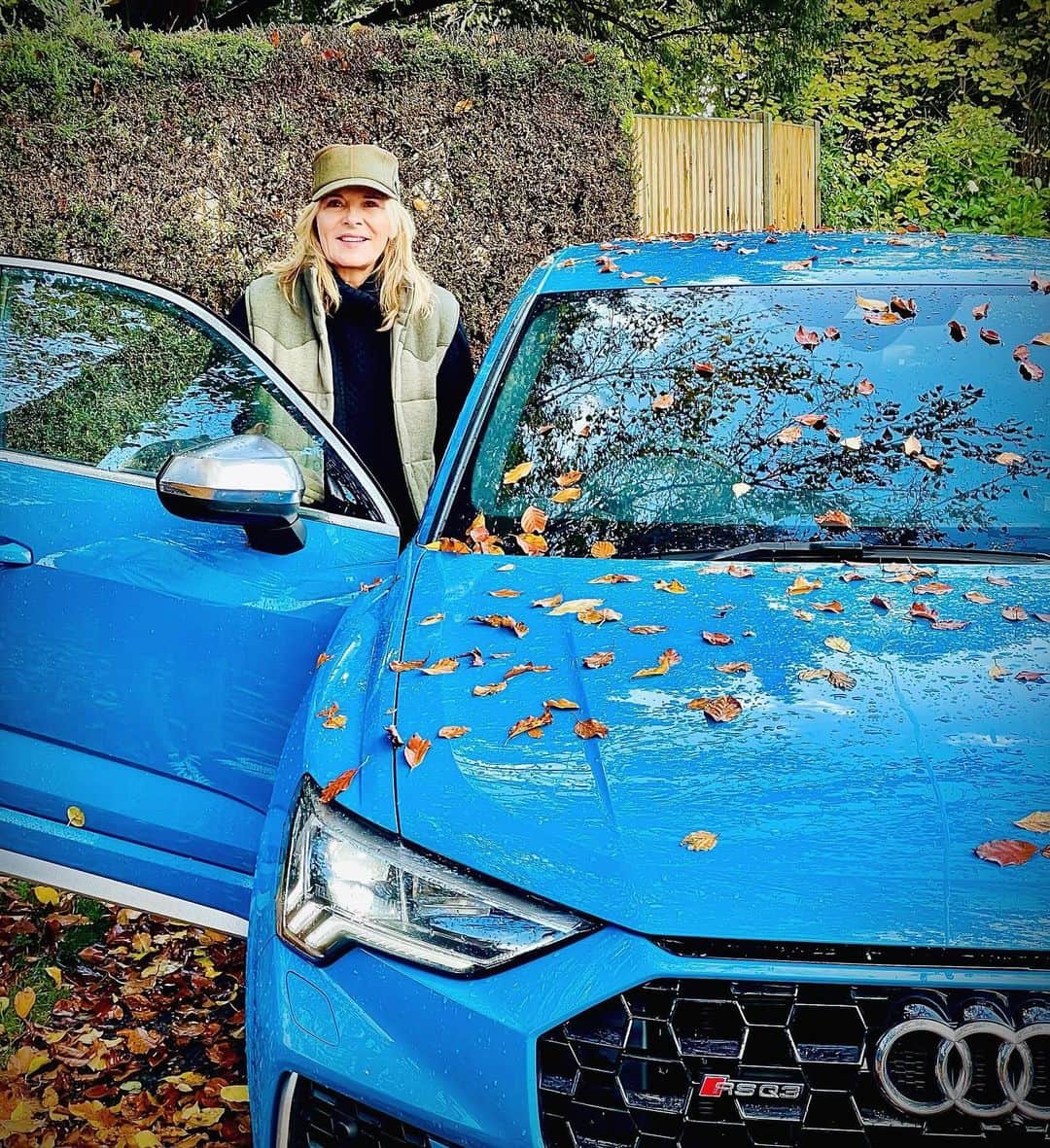 キム・キャトラルのインスタグラム：「Thank you again @audiukpress for a smooth ride as always 🚙⚡️💋」