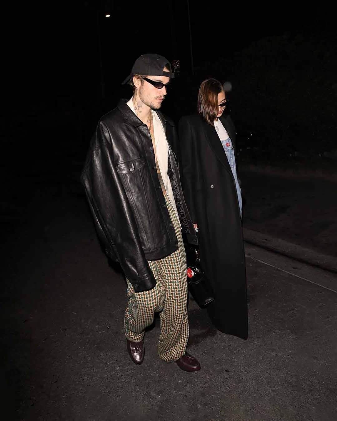 サントーニのインスタグラム：「It’s a vibe. Spotted in Los Angeles with his wife @haileybieber, @justinbieber steps out in a burgundy pair of our #SantoniAndrea loafers.  #Santoni #InSantoni #JustinBieber」