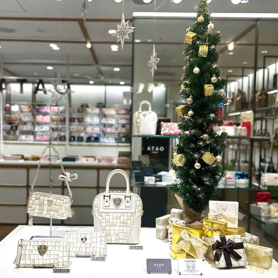 ATAO(アタオ)のインスタグラム：「【ATAO横浜店Xmas ギフトPOP UP 開催中🎅🏼🎄🎁】  先週よりスタートしたXmasフェアに 各店たくさんのご来店誠にありがとうございます🎶⸒⸒ 皆さま、ホリデーアイテム等はご覧いただけましたでしょうか？🎁⟡.·  本日は横浜店の店内をご紹介いたします☺️ ホリデーコレクションを中心に クリスマスカラーのアイテム等を集めた空間となっております、ぜひお買い物をお楽しみくださいませ🛒✨  また、各店にて豪華景品が当たる2023Xmasイベントも開催中です❕ "景品が無くなり次第終了"となりますので お早めにご来店ください🏃‍♀️💨  🔸イベント期間🔸 2023年11月8日(水)〜2024年1月8日(月)  🔸実施店舗🔸 スタジオアタオグループ直営店舗  =========================== ✨✨ATAO横浜店Xmas ギフトPOP UP 開催中✨✨ □◾️□◾️□◾️□◾️□◾️□◾️□◾️ □◾️□ 店舗:ATAO横浜店 イベントスペース 期間:11月8日(水)〜12月18日(月) 営業時間:10:00〜21:00 ※最終日はイベントスペースのみ20時閉店です ※商品の在庫は都度変動いたしますので、ご了承くださいませ。 ◾️□◾️□◾️□◾️□◾️□◾️□◾️□◾️□ ========================== ■オンラインストアは『アタオランドプラス』で検索🔍  ■『 @atao.kobe 』👈🏻トップのURLからもオンラインストアに飛べます💫  ■スタッフブログ 『スタジオアタオブログ』で検索 https://studioatao-blog.jp/  ■ATAOLAND＋公式LINEアカウントが登場💡 https://liff.line.me/1645278921-kWRPP32q/?accountId=876vdygu -----  #ATAO #アタオ #神戸ブランド #スタジオアタオグループ #ATAOLANDプラス #アタプラ #バッグブランド  #大人コーデ  #オシャレ #秋冬コーデ  #クリスマス #クリスマスイベント #クリスマスフェア #ホリデーコレクション #🎄 #🎅 #🎁 #クリスマスプレゼント #プレゼント #自分へのご褒美 #ギフト #クリスマスギフト」