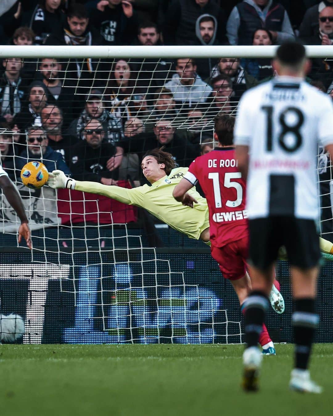 アタランタBCのインスタグラム：「Con la punta delle dita 🤯  This save! ✈️  @carnesecchimarco #GoAtalantaGo ⚫️🔵」