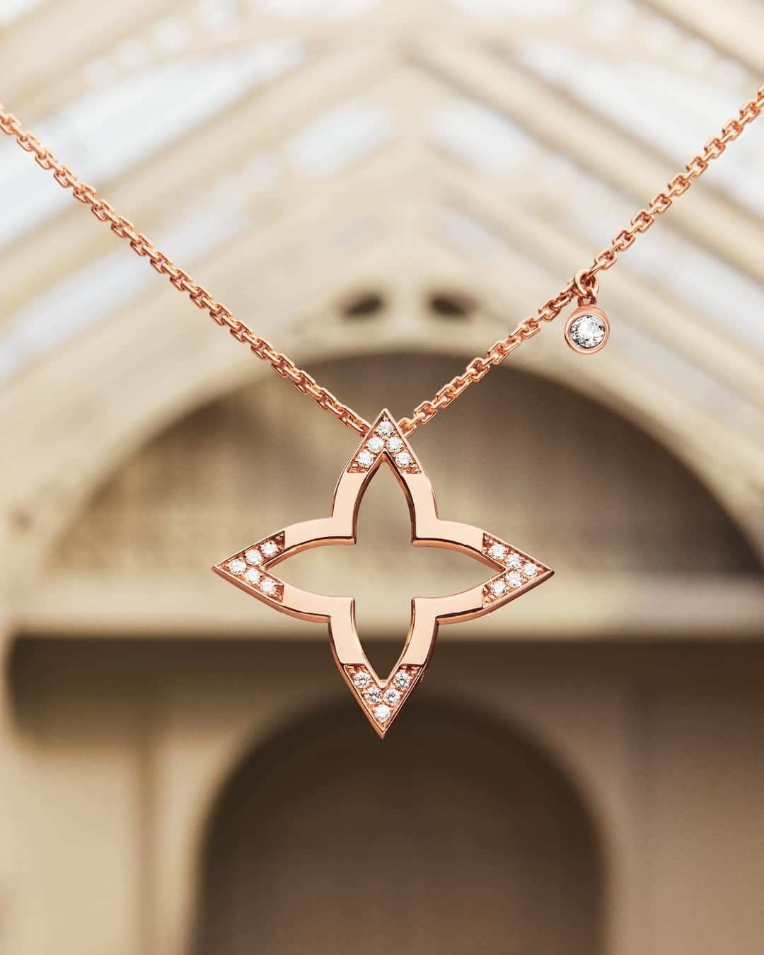 ルイ・ヴィトンのインスタグラム：「Holiday Season. Light up winter celebrations with a touch of sparkle – unveiled through the Maison’s collection of scintillating Fine Jewelry pieces. Discover Louis Vuitton's Gift Guide via link in bio.  #LVGifts #LouisVuitton」